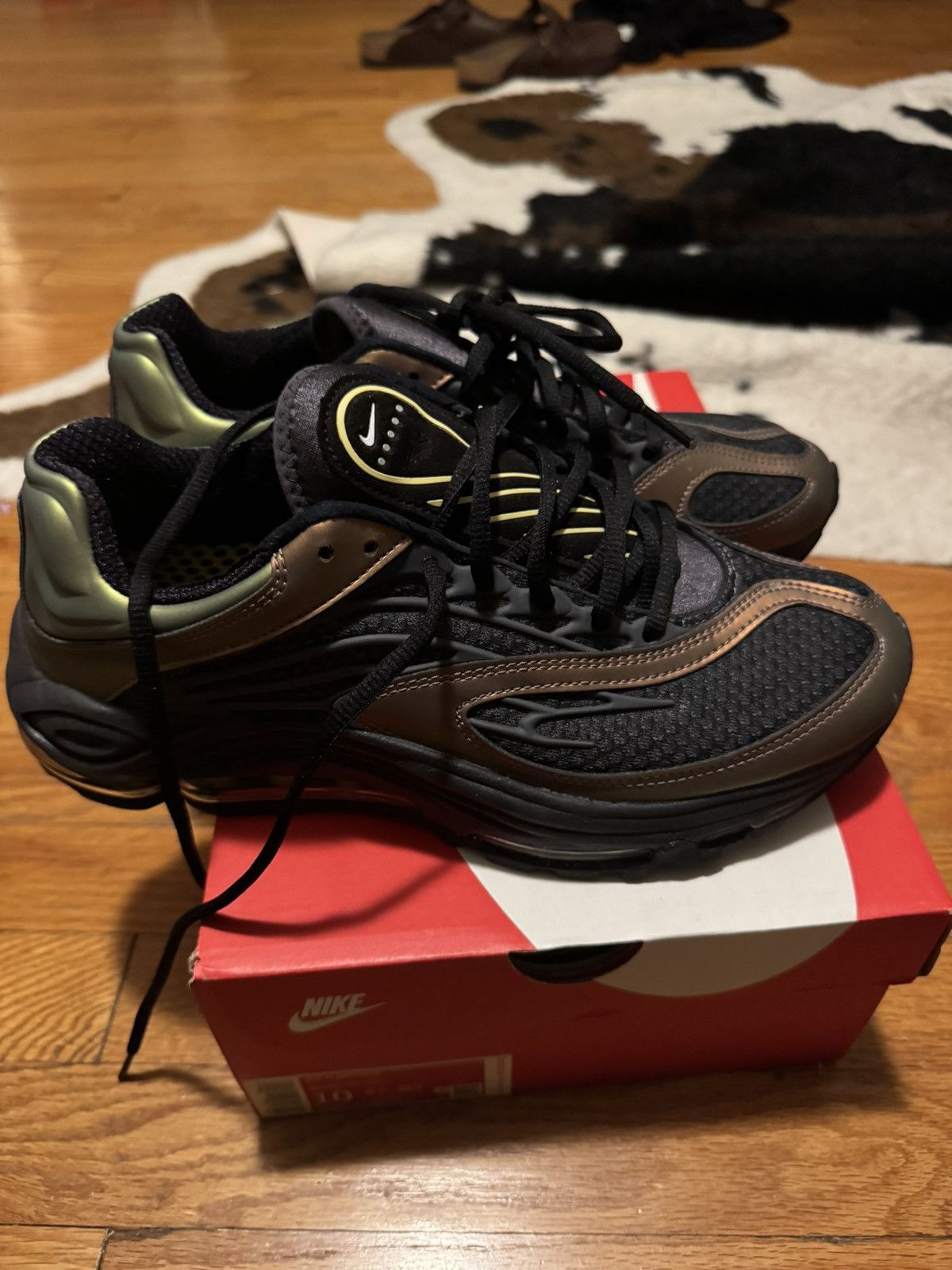 Nike Nike Tuned Max Size US 10 / EU 43 - 2 Thumbnail