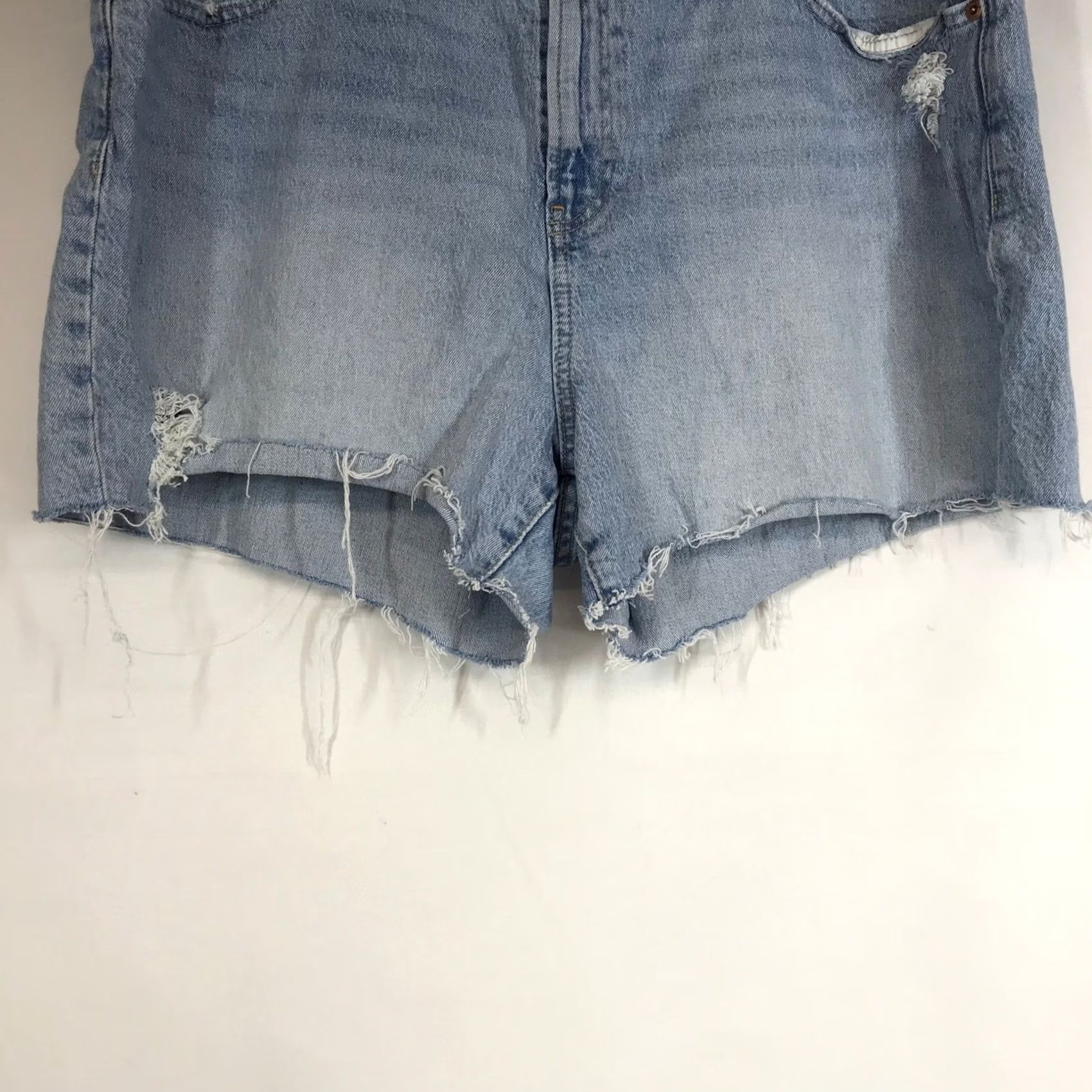 Gap GAP Cheeky Midi Shorts Denim Light Wash High Rise 35 Blue Women Regular Pocket Fringe Button Distressed 4 in Inseam 35 in Waist 35 in Sh Size 24" / US 00 / IT 34 - 3 Thumbnail