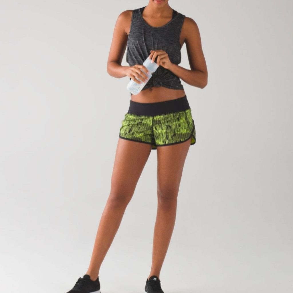 Lululemon Lululemon down pour line light/ black speed shorts size 4 Size 27" / US 4 / IT 40 - 2 Thumbnail