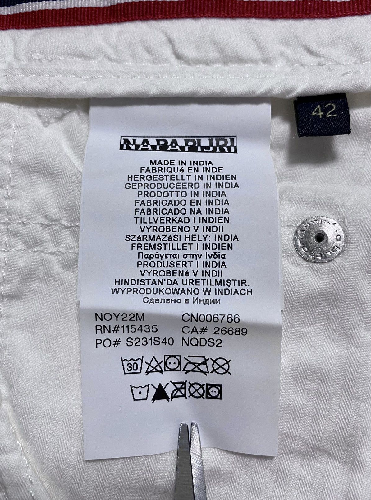 Napapijri Women’s Napapijri White Multipocket Cargo Shorts Logo Size 28" / US 6 / IT 42 - 18 Thumbnail