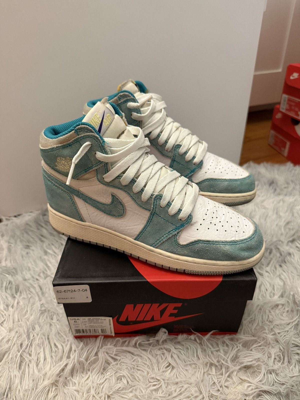Nike Air Jordan Retro 1 High OG GS Turbo Green Size US 6 / EU 39 - 8 Thumbnail