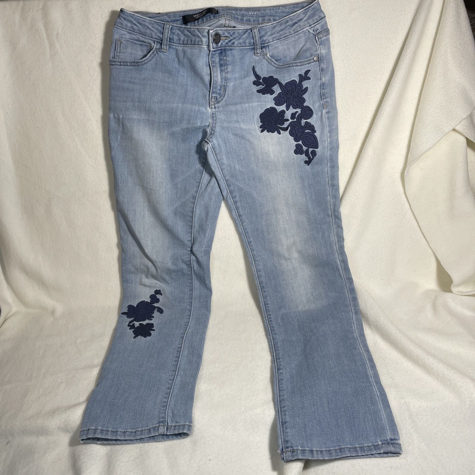 Vera Wang Vera Wang Mid Rise Capri Jeans Women 6 Blue Appliqué Capri Size 28" / US 6 / IT 42 - 2 Thumbnail