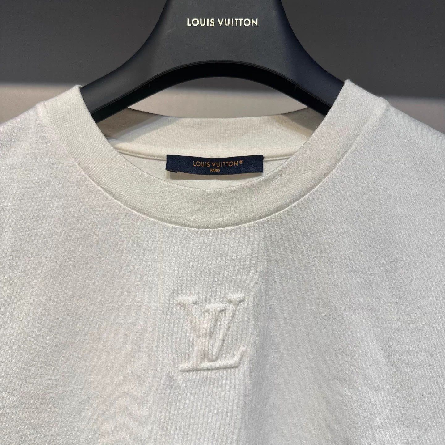 Louis Vuitton Louis Vuitton White Embossed Logo Short Sleeve Tee XL NWT Size US XL / EU 56 / 4 - 3 Thumbnail