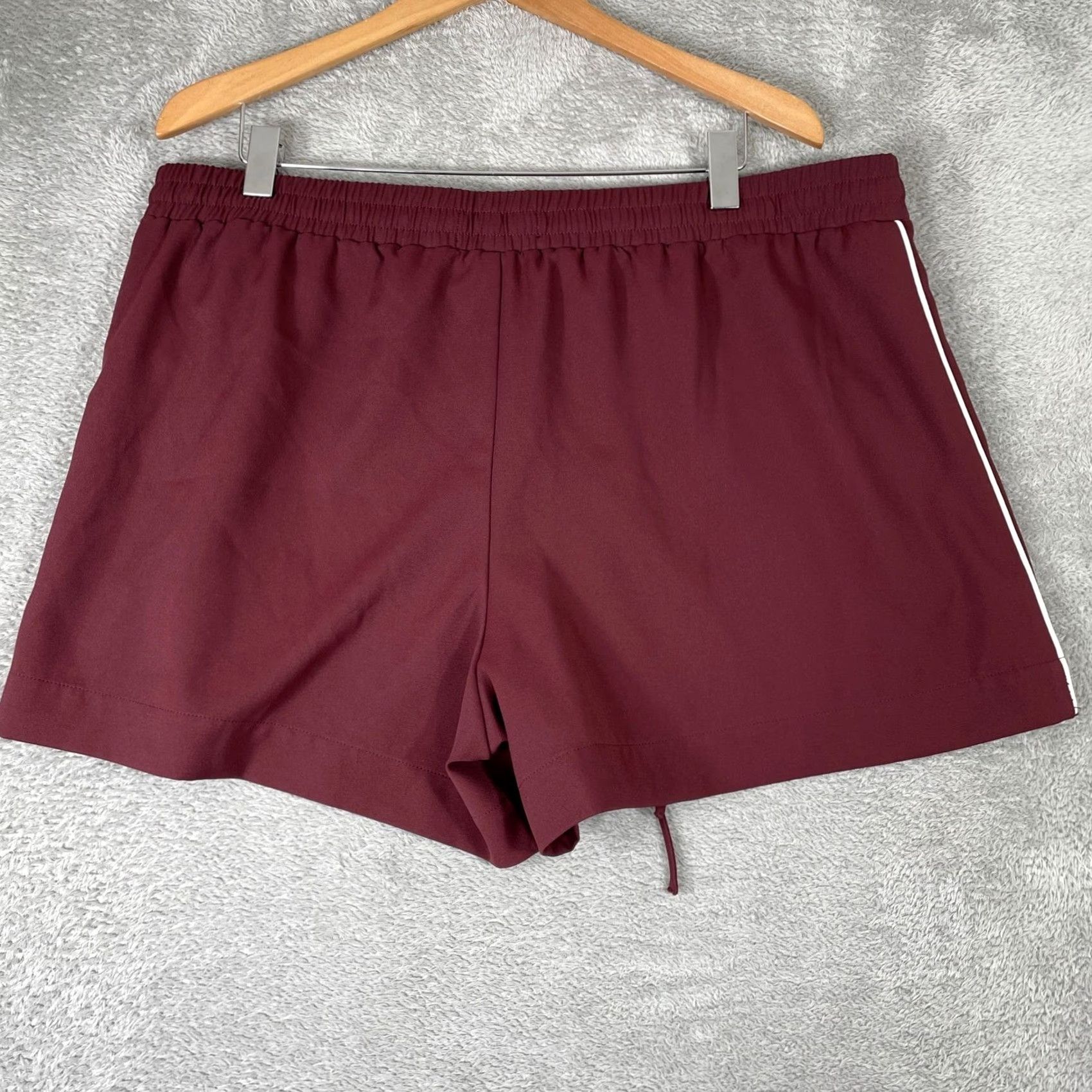 Abercrombie & Fitch Abercrombie & Fitch Shorts Womens XL Burgundy Side Stripe Athletic Loungewear Size 26" / US 2 / IT 38 - 2 Thumbnail