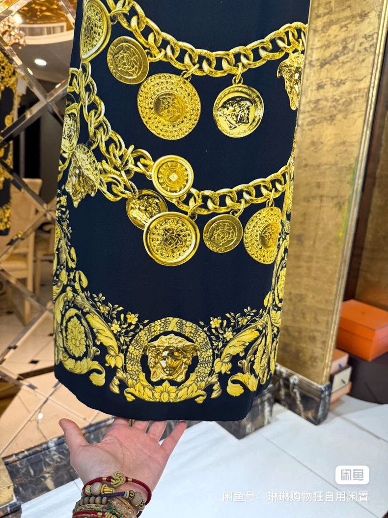 Versace Versace Black gold chain print dress Size M / US 6-8 / IT 42-44 - 3 Thumbnail