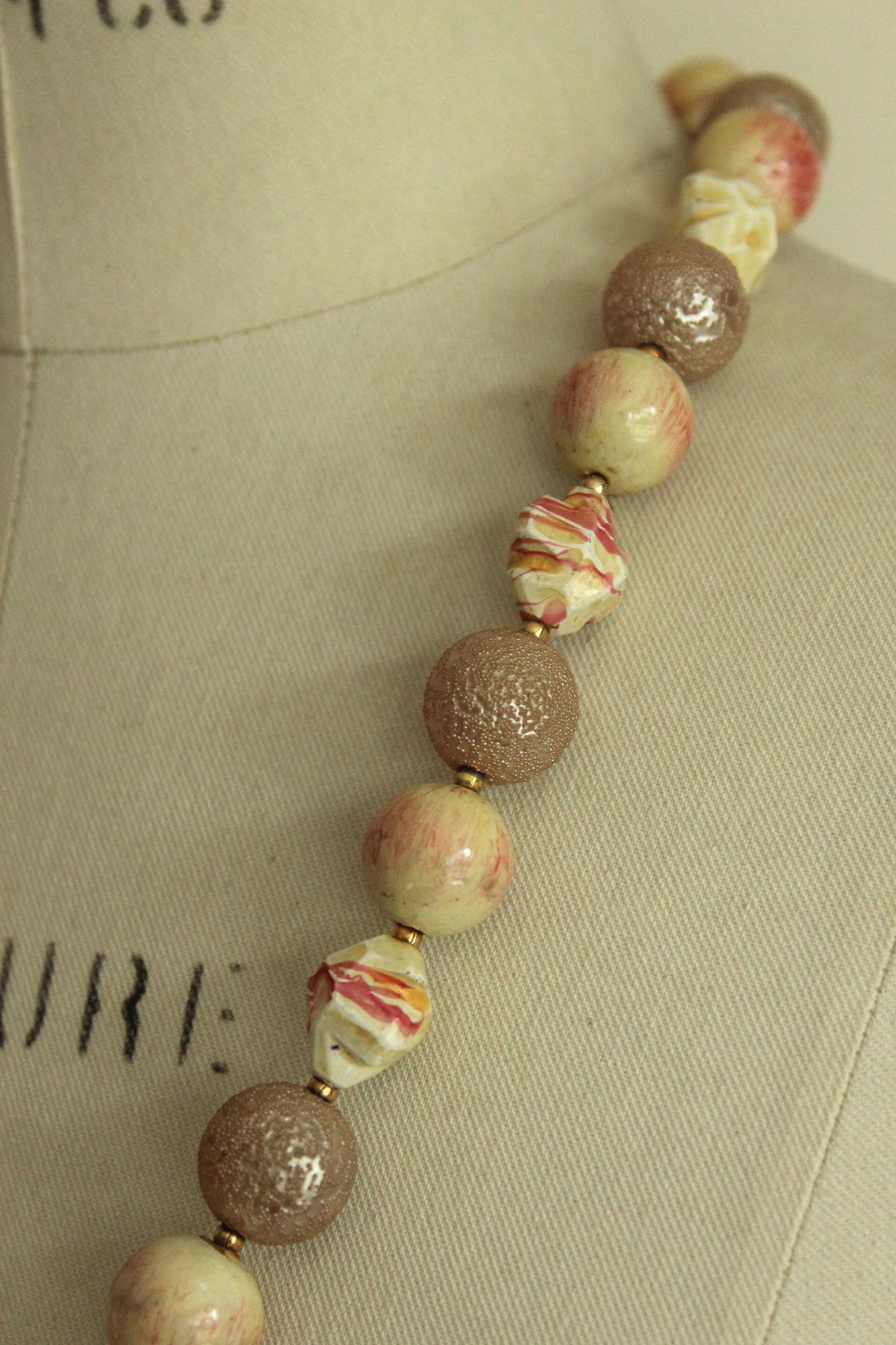 Vintage Vintage 1960s Necklace, Pink and White Large Beads with Gold Size ONE SIZE - 4 Thumbnail
