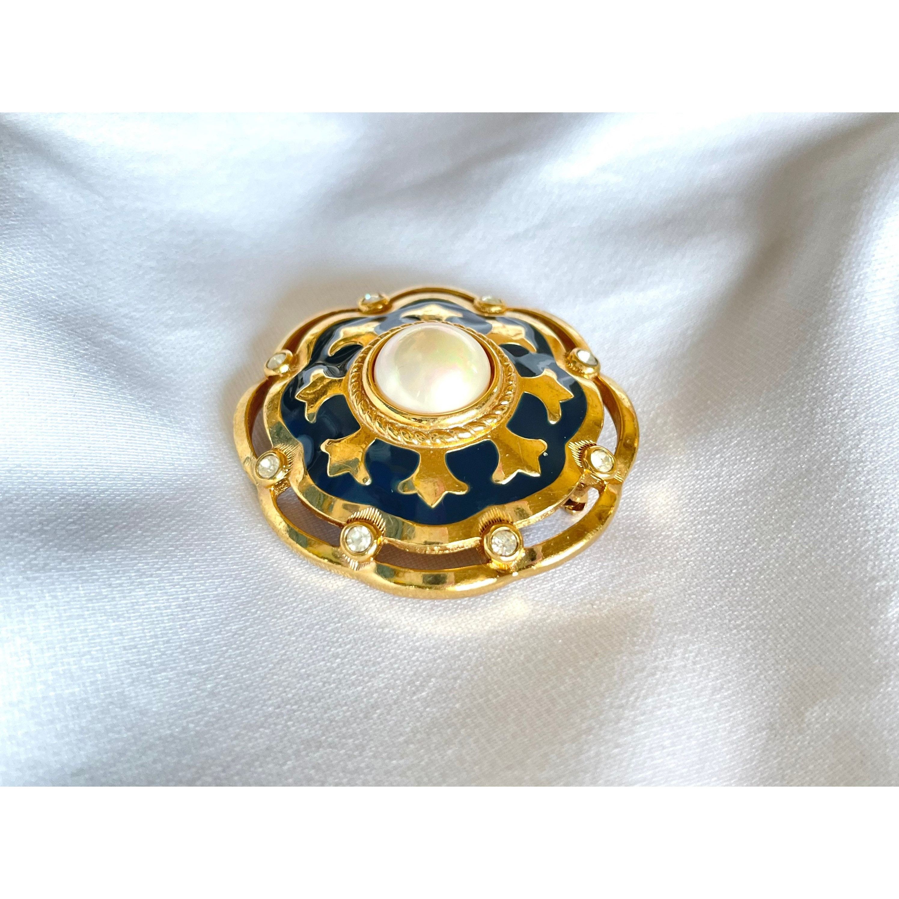 Burberry Vintage Burberry brooch faux pearl, crystal stones, and navy Size ONE SIZE - 4 Thumbnail