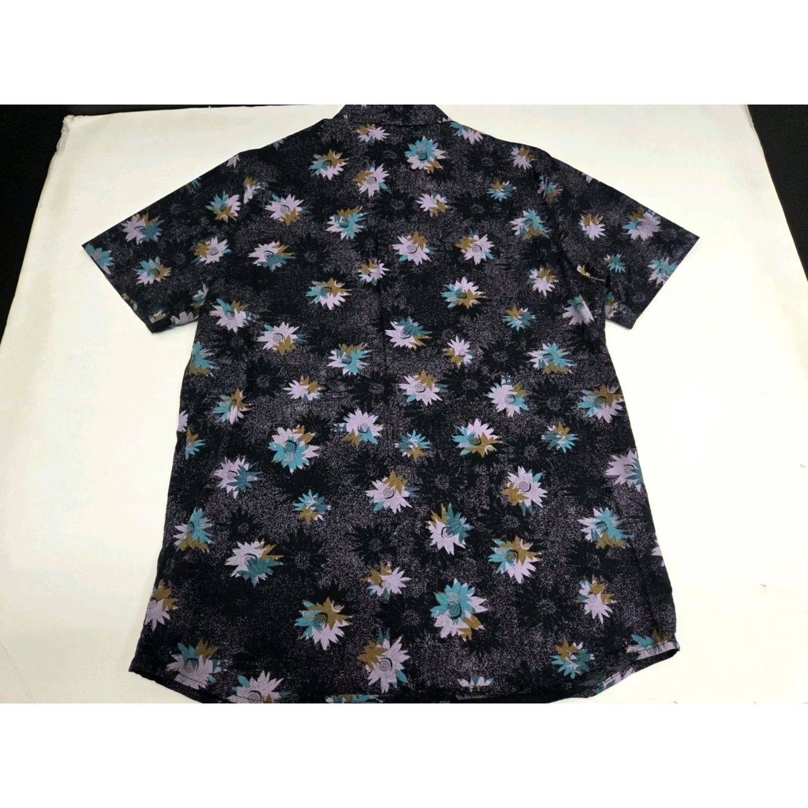 Volcom Volcom Men’s Short Sleeve Button Up Floral Shirt Blk/Purple Size M Button-Up Casual Beach Hawaiian 90s Mens Size US M / EU 48-50 / 2 - 4 Thumbnail