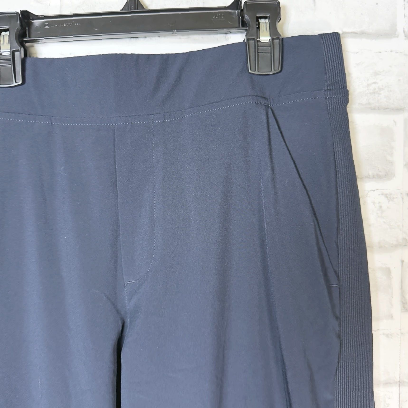 Athleta Athleta Blue Polyester Womens Ankle Pants Size 6 User: Athleta Blue Polyester Womens Ankle Pants Size 6 Size 28" / US 6 / IT 42 - 2 Thumbnail