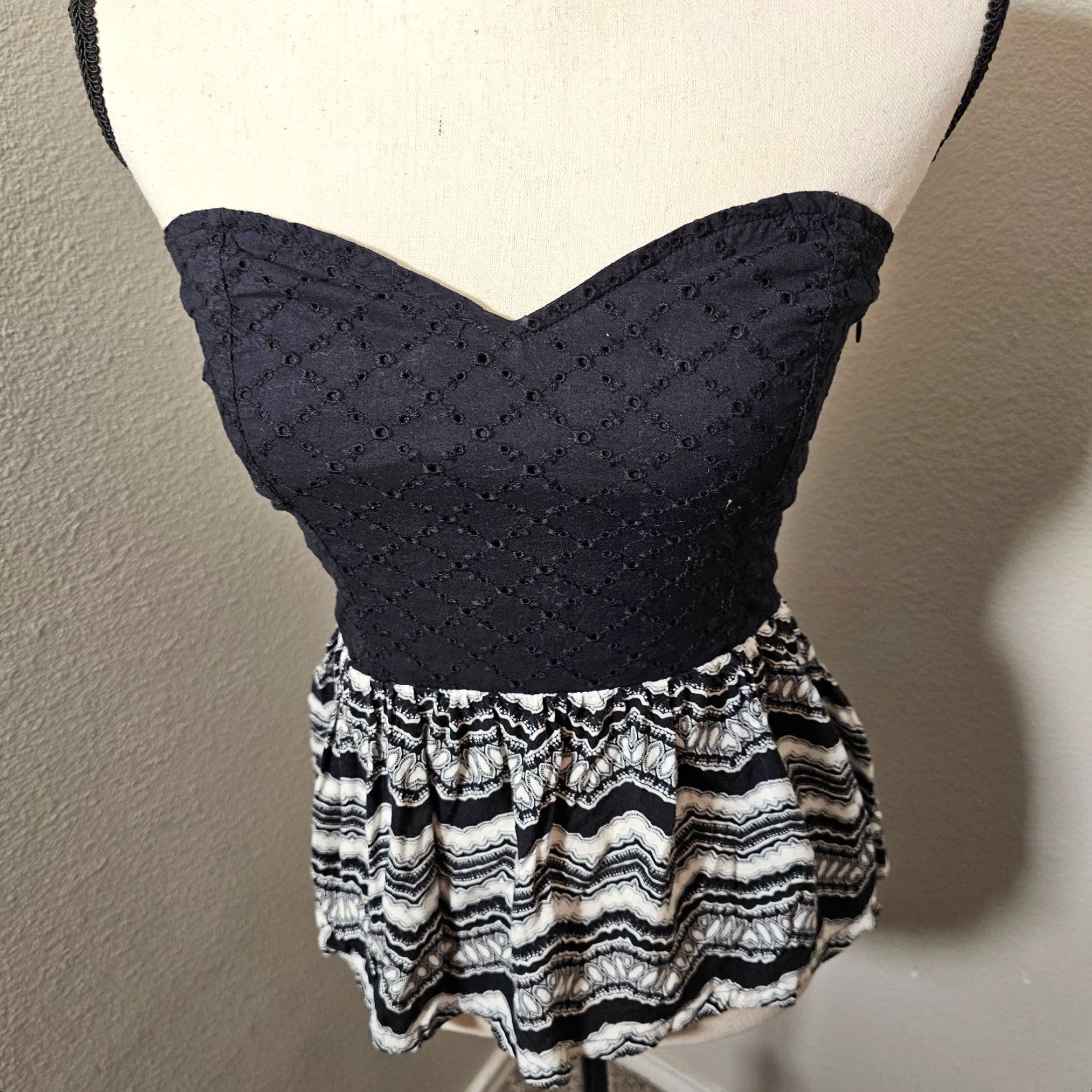 Vintage Kendall + Kylie Women’s Black Sleeveless Top Size Medium Strapless Cami Elastic Tank Regular Shirt Fashion Basic Casual Size M / US 6-8 / IT 42-44 - 6 Thumbnail
