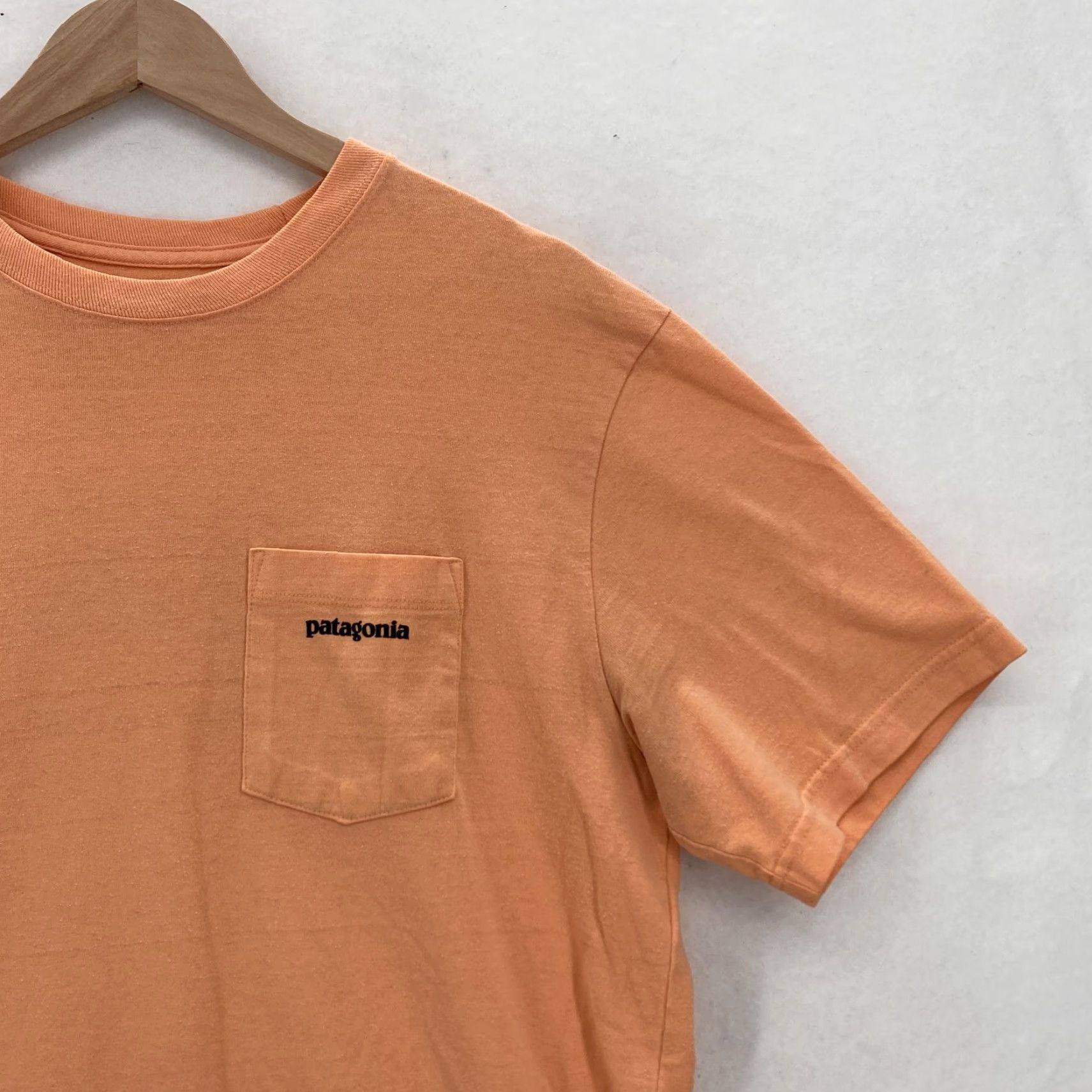 Patagonia Patagonia Shirt Mens M Peach P-6 Logo Responsibili-Tee Pocket Regular Fit Shirt Mens Short Sleeve Crew Neck Graphic Print Size US M / EU 48-50 / 2 - 2 Thumbnail