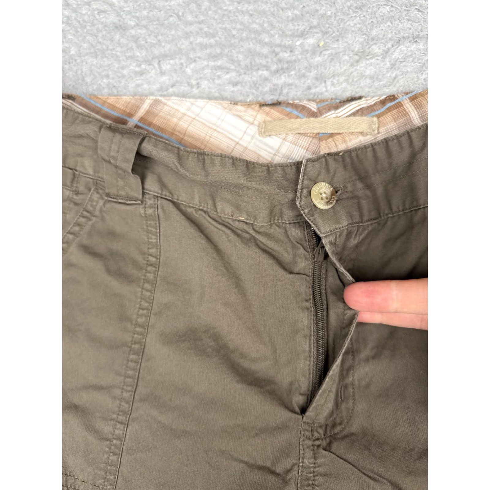 Vintage Columbia Shorts Womens 12 Green Poplin Hiking 6 Inseam Zip Fly Pockets Outdoor Size 34" / US 12 / IT 48 - 6 Thumbnail