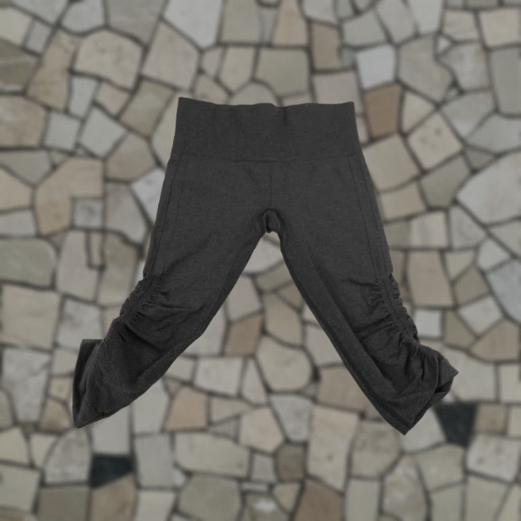Lululemon VINTAGE Lululemon Leggings Womens 6 Black Ruched Leg Crop High Rise Capri Athletic Gym Size 24" / US 00 / IT 34 - 1 Thumbnail