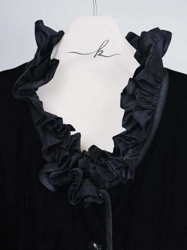 Yves Saint Laurent YSL 70s-80s Black Silk Velvet Silk Ruffled Cuffs Jacket Size S / US 4 / IT 40 - 8 Thumbnail
