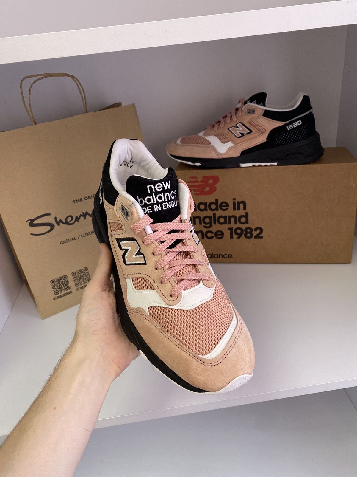 New Balance NEW BALANCE M1530SVS CORAL PINK BLACK MADE IN ENGLAND Size US 9.5 / EU 42-43 - 7 Thumbnail