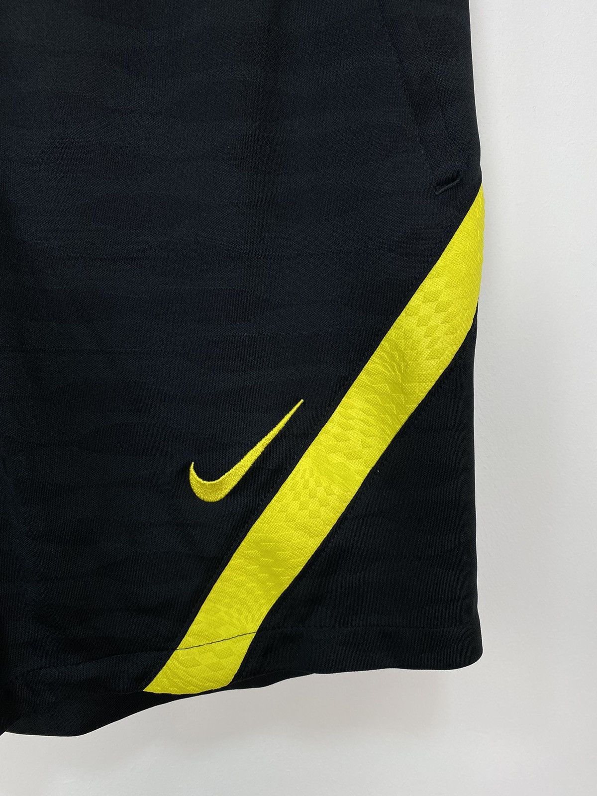 Vintage Chelsea Football Club Nike Training Shorts Size Large Black Size US 38 / EU 54 - 4 Thumbnail
