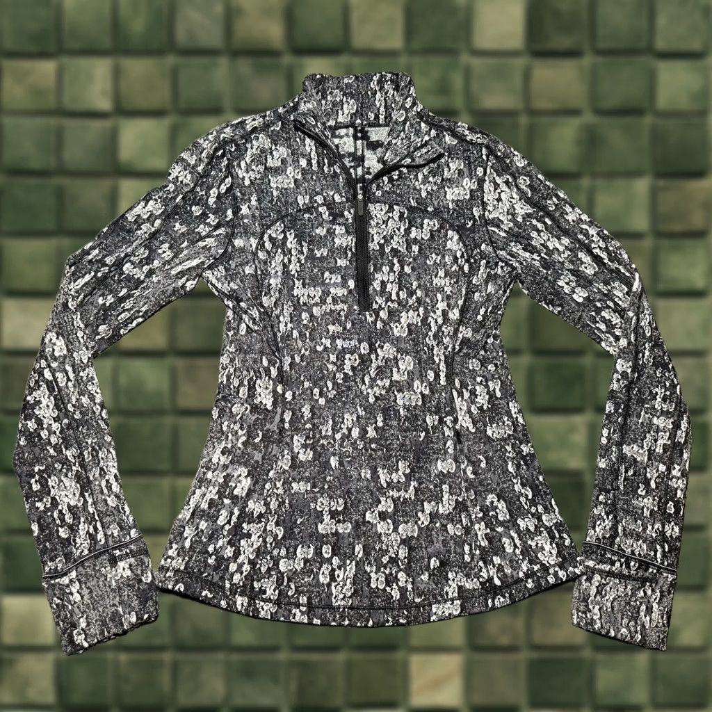 Lululemon Lululemon womens 1/2 zip Jacket size 4 Black White Gray Camo Snake Pattern Size ONE SIZE - 1 Thumbnail