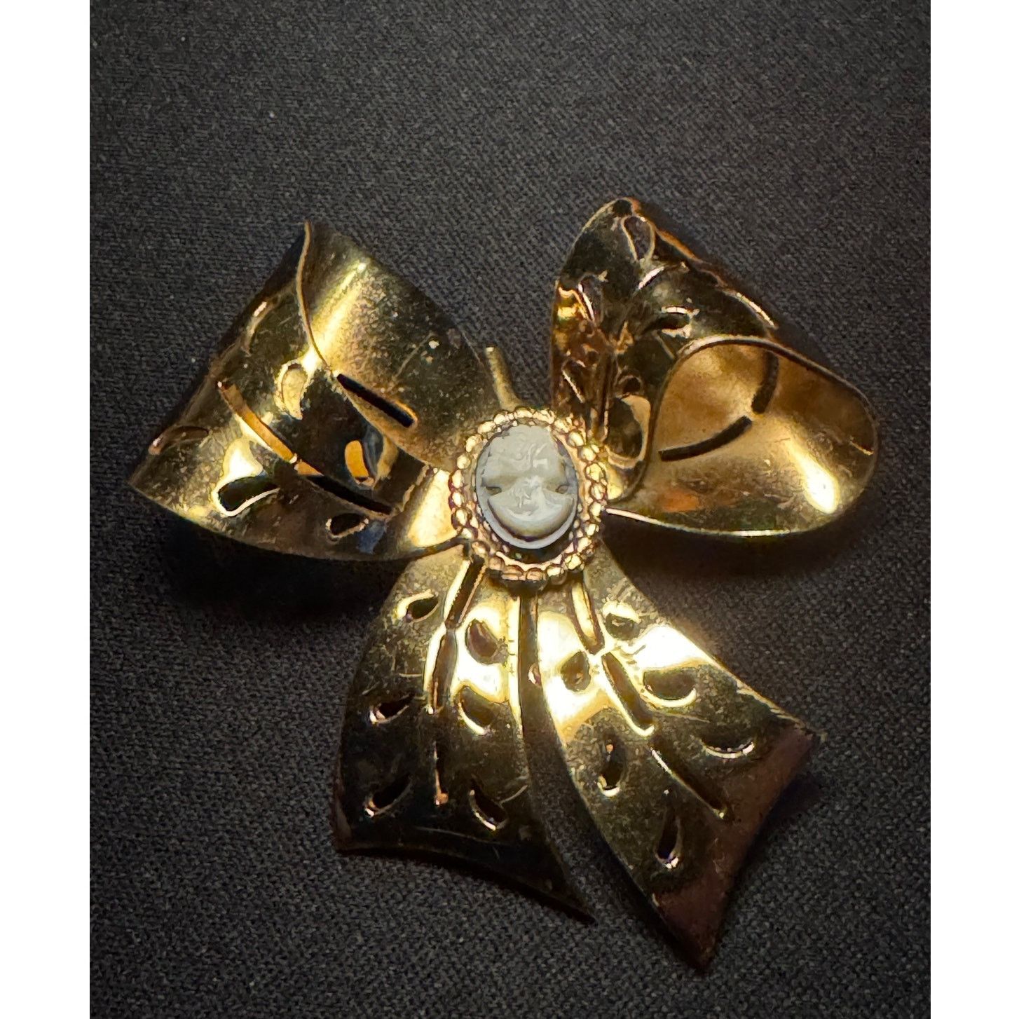 Other Vintage Coro Cameo Set In A Gold Tone Bow Brooch Size ONE SIZE - 1 Thumbnail