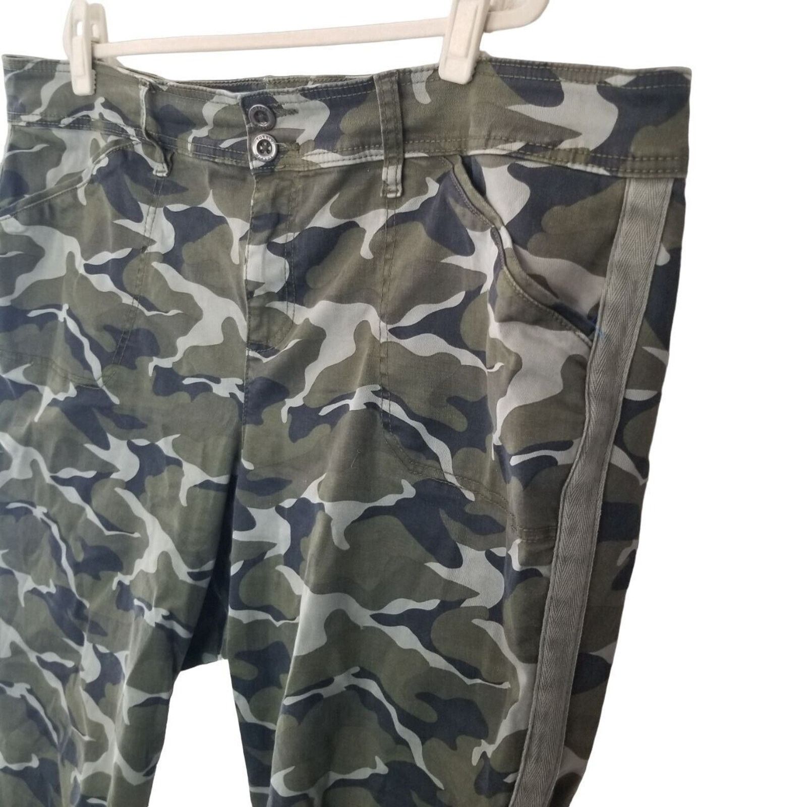 Torrid Torrid Womens Cropped Camo Pants Sz 24 Army Military Stretch Size 42" / US 20 - 6 Thumbnail