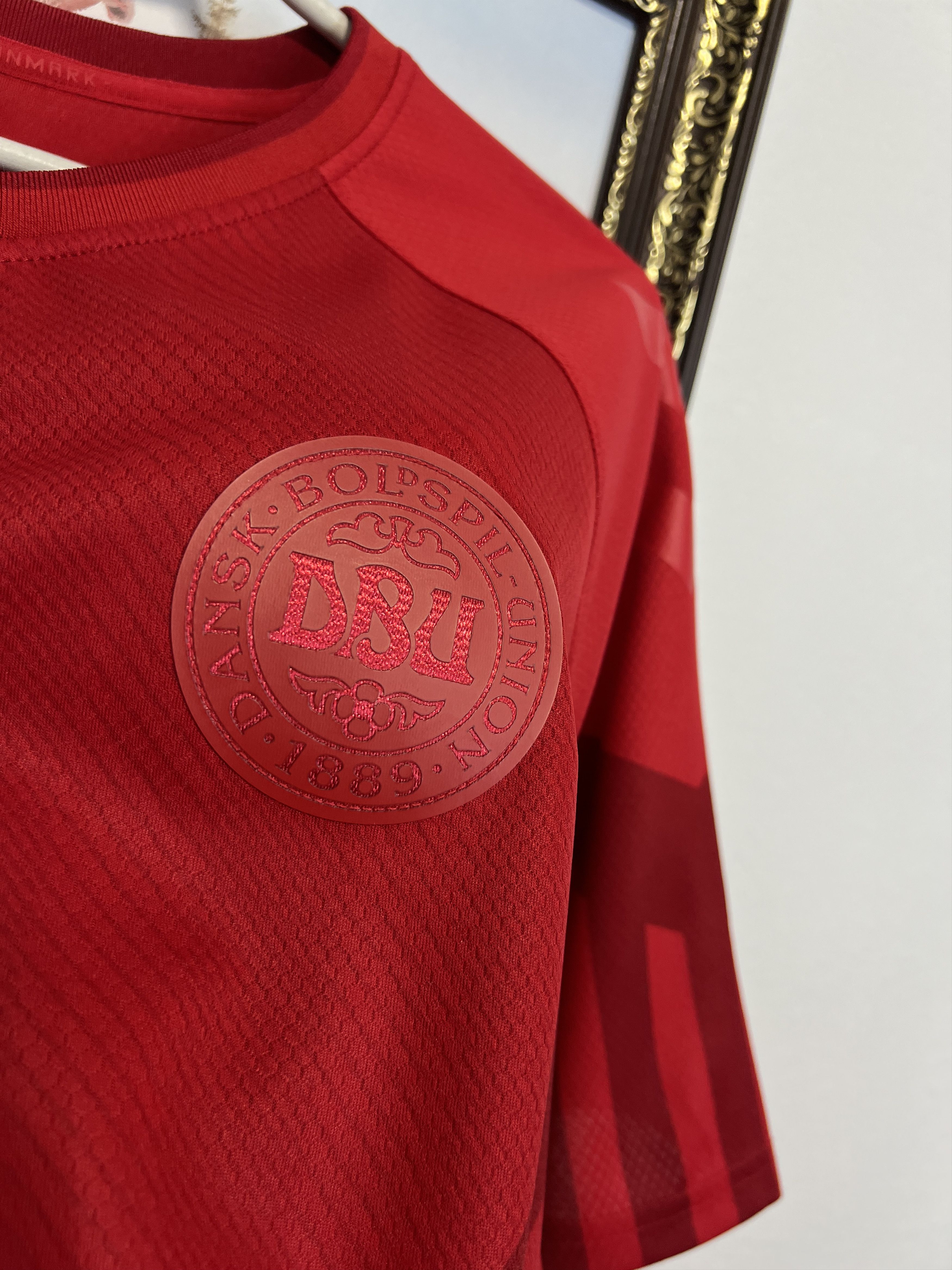 Hummel Denmark Home football shirt 2022 Soccer #10 Eriksen Jersey Size US XL / EU 56 / 4 - 3 Thumbnail