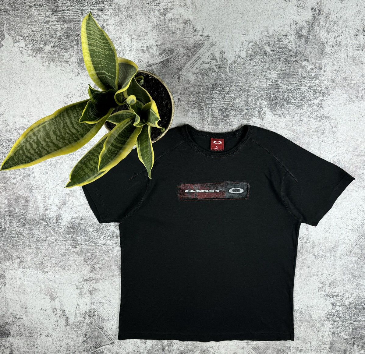 Oakley 90S Oakley RARE Gorpcore Black Print Center Logo T-Shirt Size US L / EU 52-54 / 3 - 1 Thumbnail