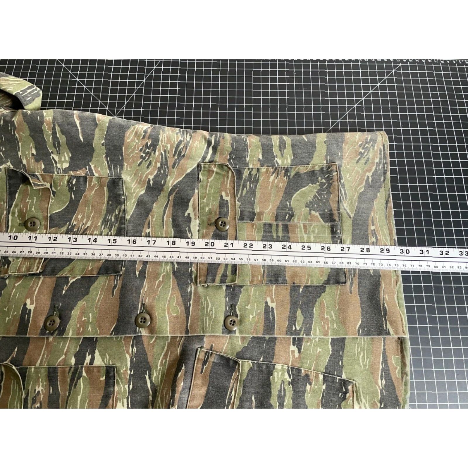 Vintage VINTAGE 80s Tiger Stripe Camouflage Military Field Jacket Men L Green Camouflage VTG Shirt? Size US L / EU 52-54 / 3 - 6 Thumbnail