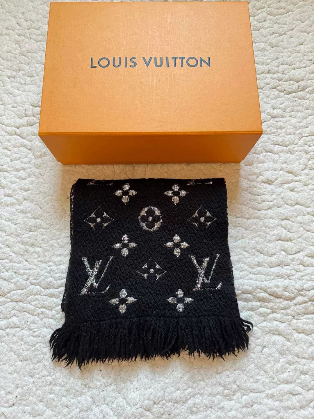Louis Vuitton Louis Vuitton Black Silver Thread Scarf Size ONE SIZE - 1 Thumbnail