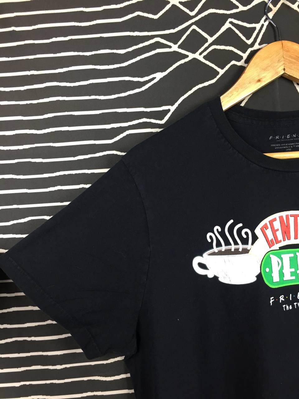 Amongst Friends × Vintage FRIENDS American Comedy TV Series Central Perk Tee Size US XL / EU 56 / 4 - 4 Thumbnail