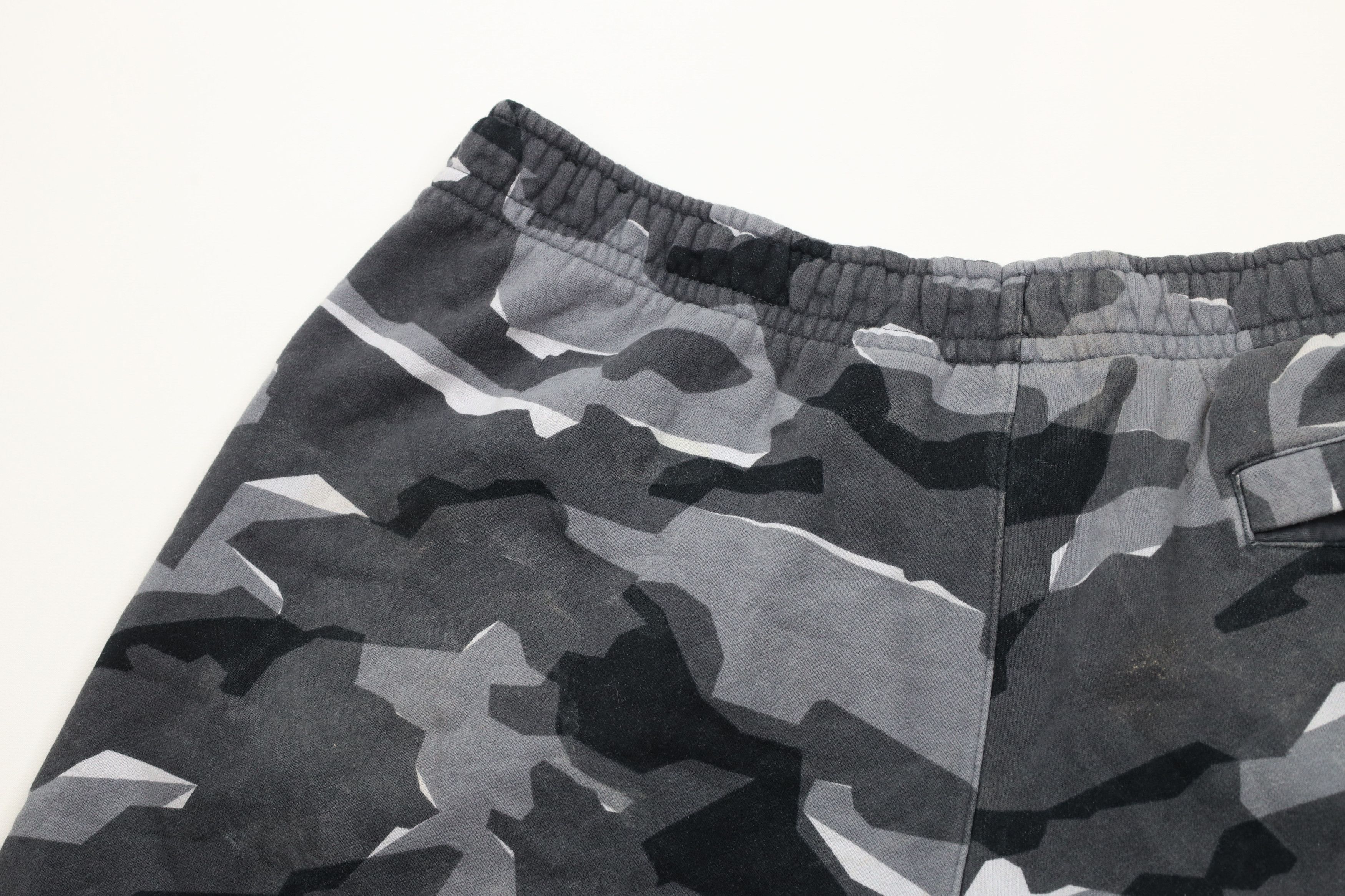 Nike × Vintage Vintage Nike Spell Out Camouflage Sweatpants Shorts Size US 38 / EU 54 - 10 Thumbnail