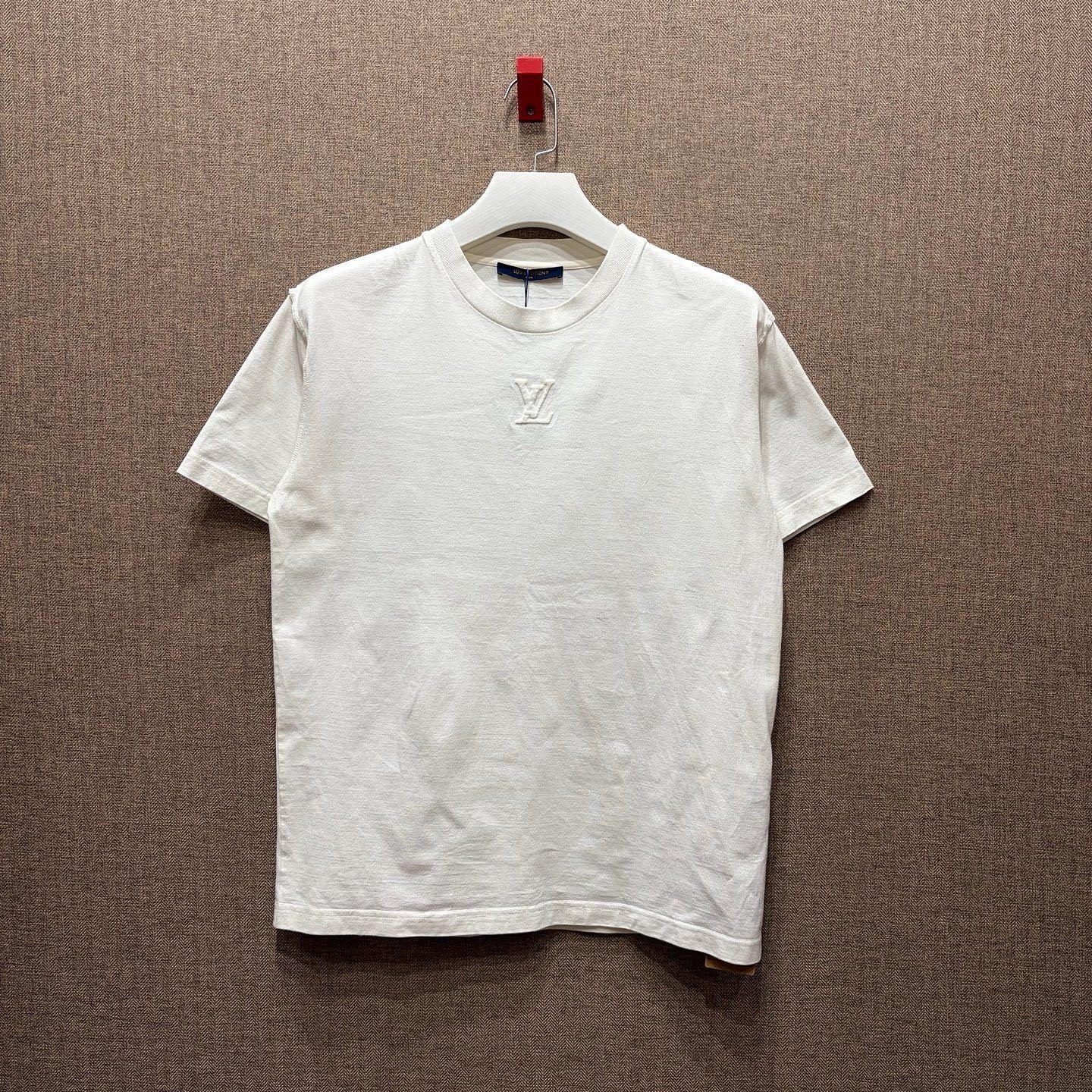 Louis Vuitton Louis Vuitton Logo Embossed T-Shirt Size M Size US M / EU 48-50 / 2 - 1 Thumbnail