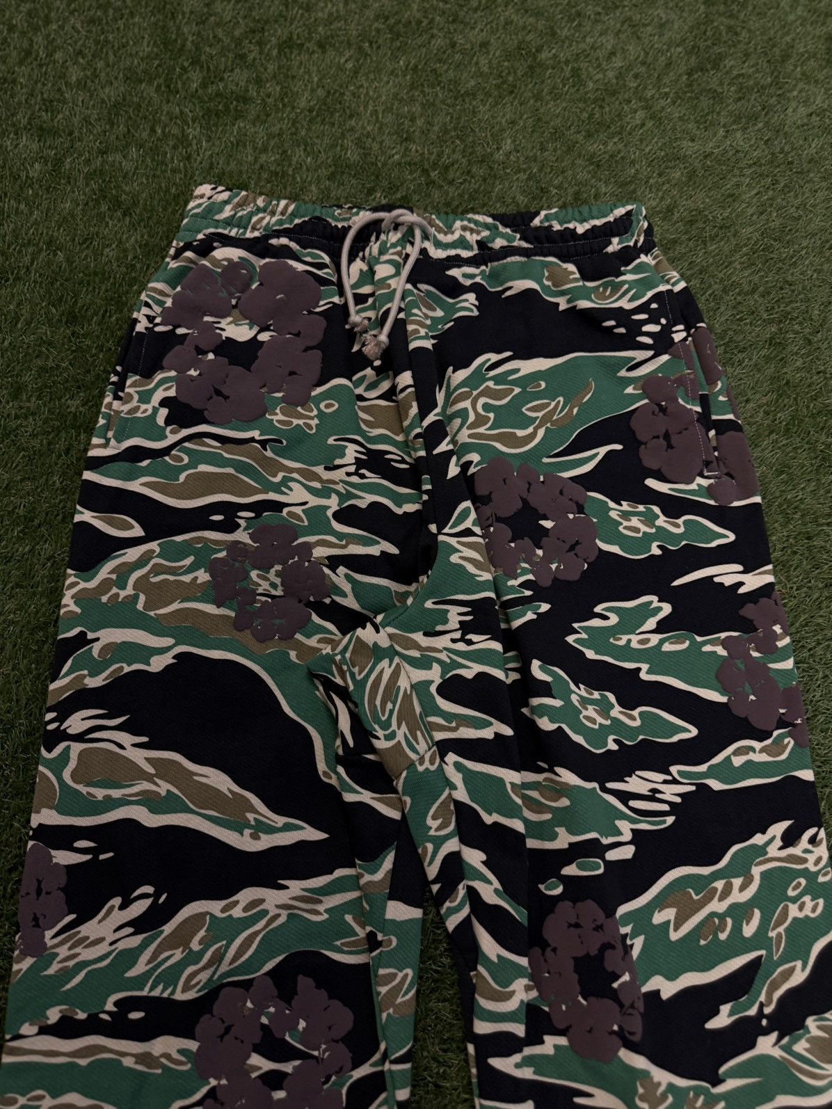 DENIM TEARS Denim Tears Cotton Wreath Camo Sweatpants Size XXL NEW Size US 36 / EU 52 - 5 Thumbnail