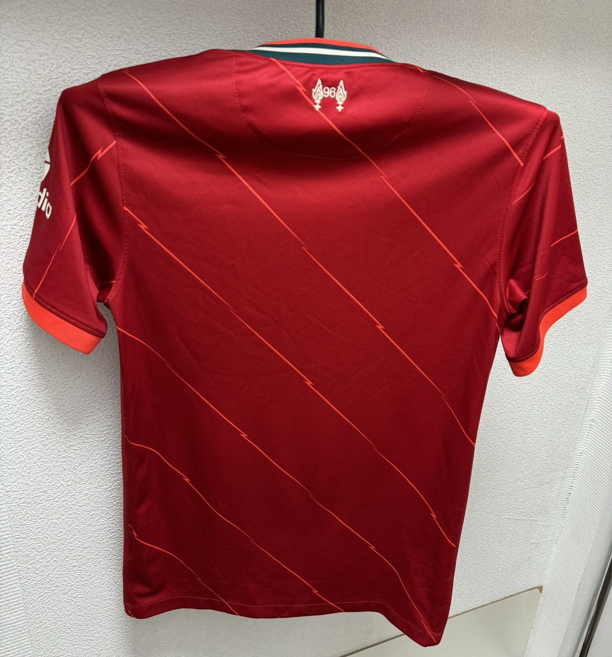 Nike Liverpool nike soccer jersey standard charteres S sz Size US S / EU 44-46 / 1 - 8 Thumbnail