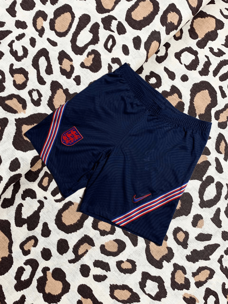 Nike Vintage Nike shorts streetwear swoosh y2k Size US 34 / EU 50 - 1 Thumbnail