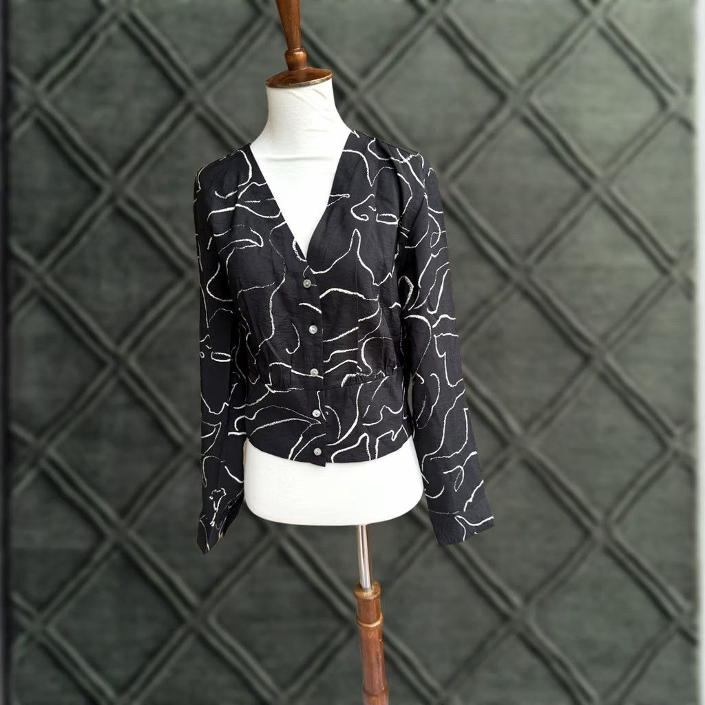 Madewell Madewell Shirt Women S Black V-Neck Button-Front Lusterweave EUC Size S / US 4 / IT 40 - 1 Thumbnail