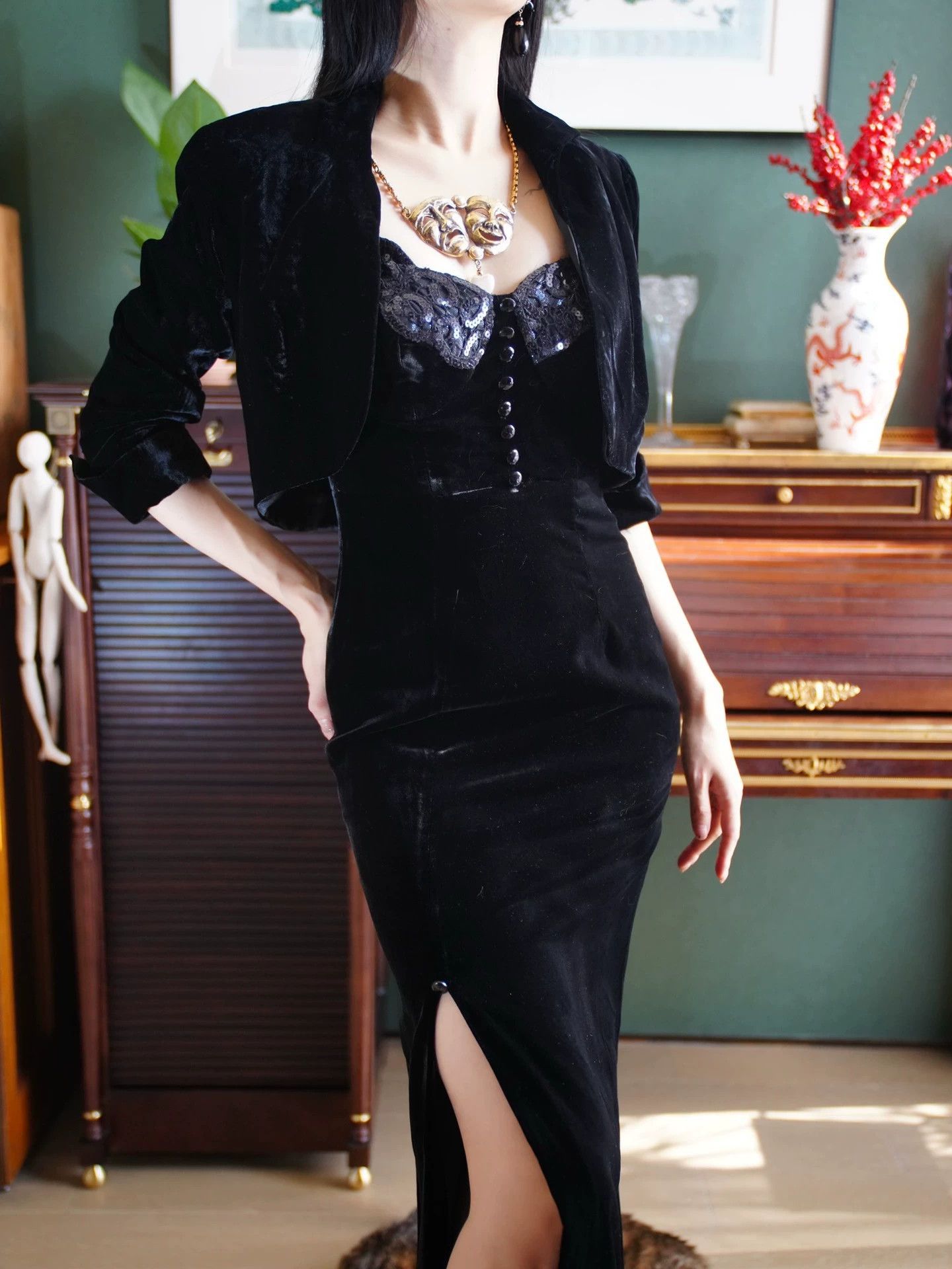 Other UK Vintage Black Velvet Beaded Halter Dress & Jacket Set Size SM Size S / US 4 / IT 40 - 8 Thumbnail