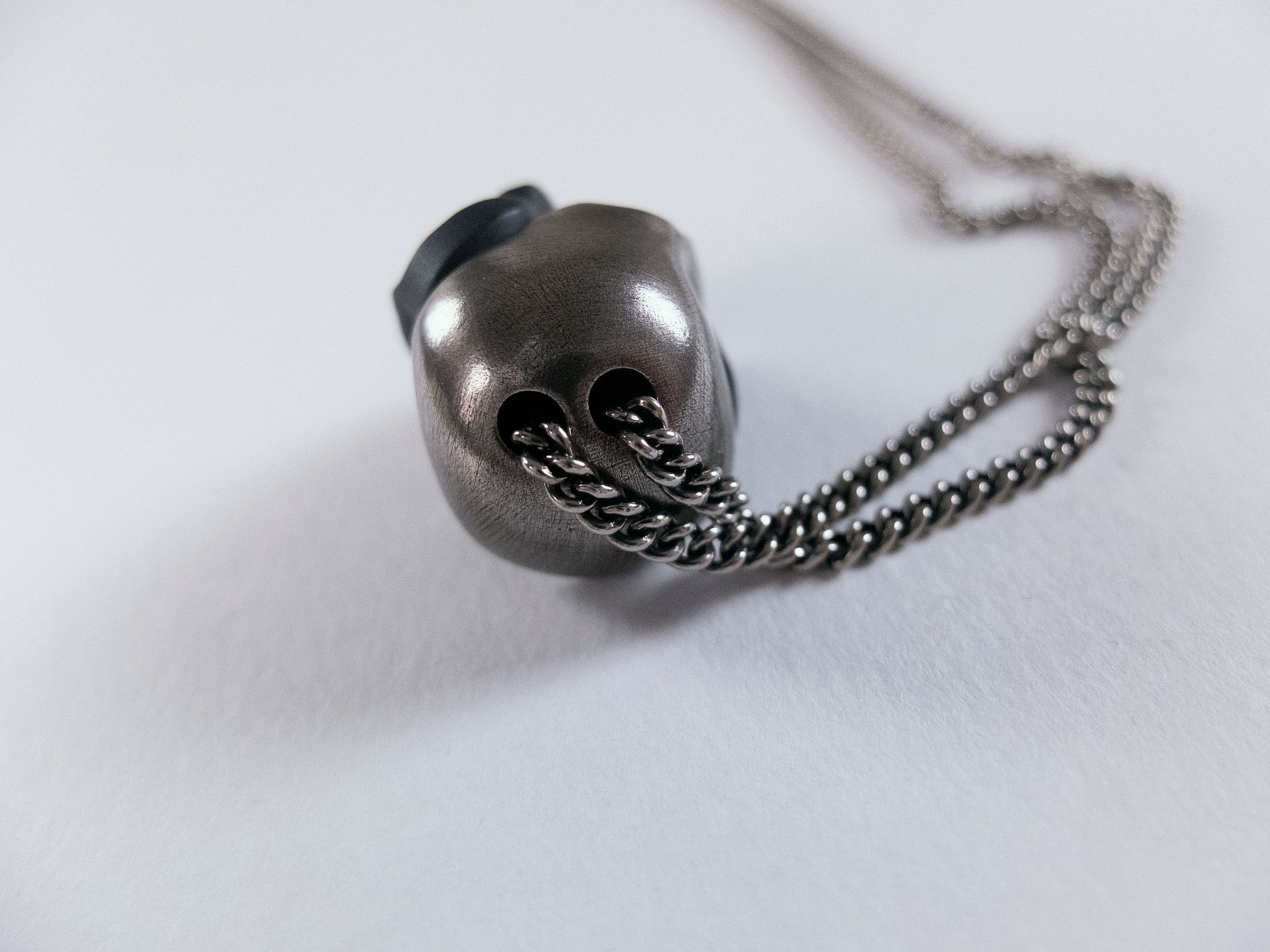 Alexander McQueen ALEXANDER MCQUEEN split skull silver tone pendant necklace Size ONE SIZE - 10 Thumbnail