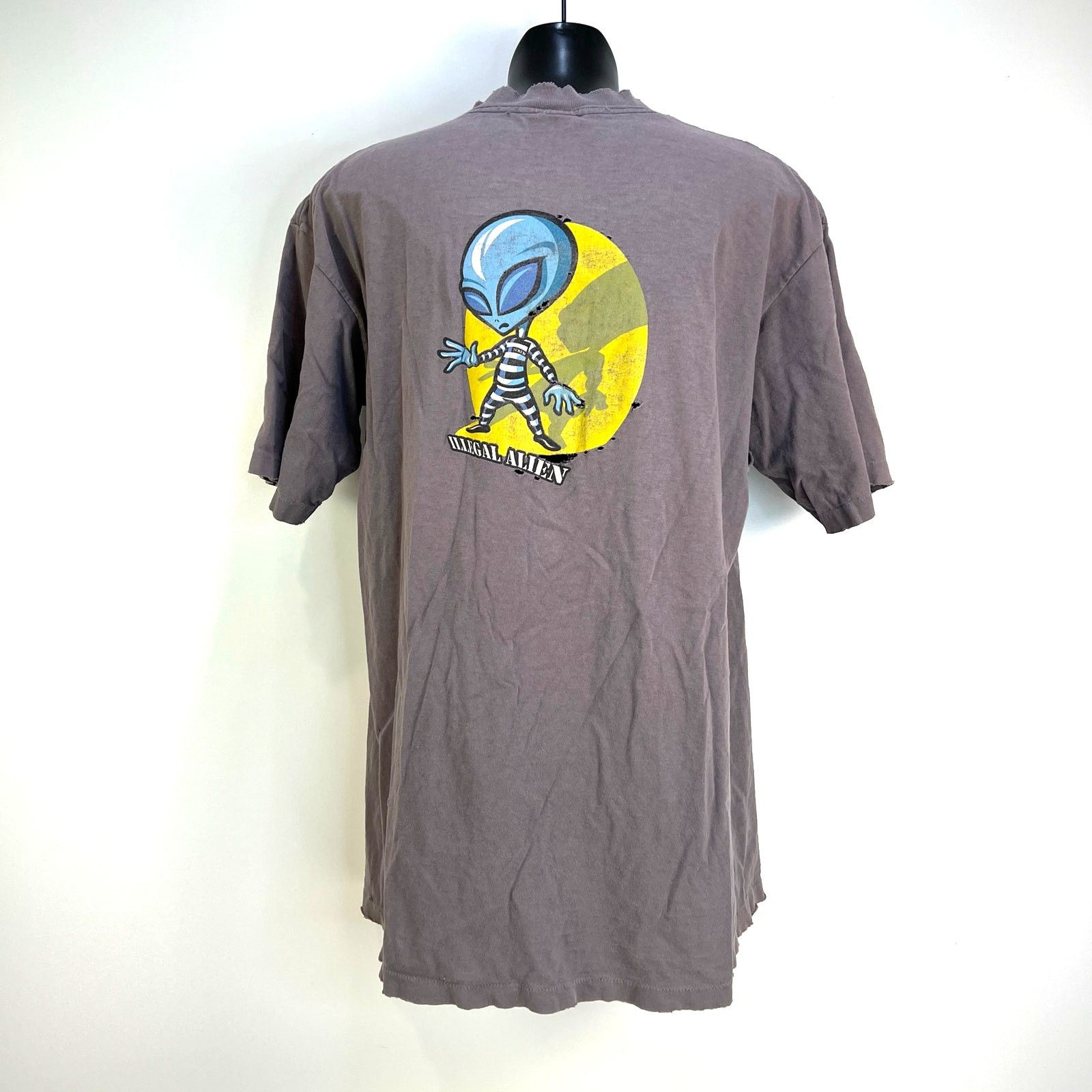 Vintage Twenty Six Red Illegal Alien Graphic Tee Shirt Size US L / EU 52-54 / 3 - 9 Thumbnail