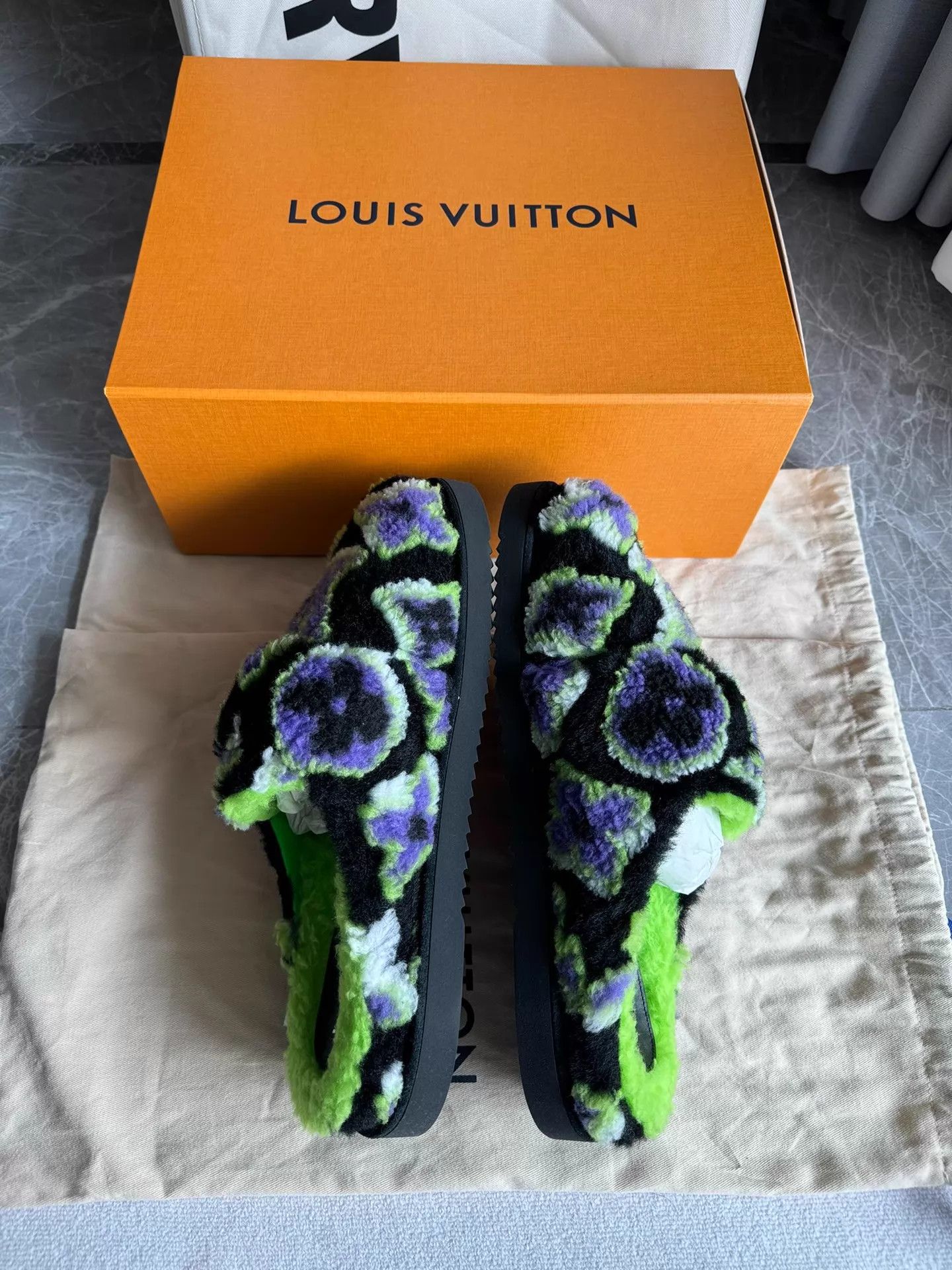 Louis Vuitton LV Easy All Over Logo Slippers 42 Black Green Size US 9 / EU 42 - 8 Thumbnail
