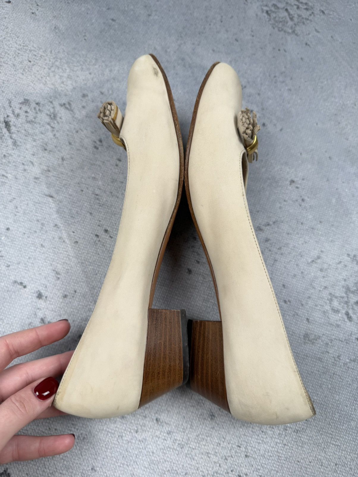 Salvatore Ferragamo Salvatore Ferragamo Vintag Cream Leather Pumps Gold Hardware Size US 8.5 / IT 38.5 - 6 Thumbnail