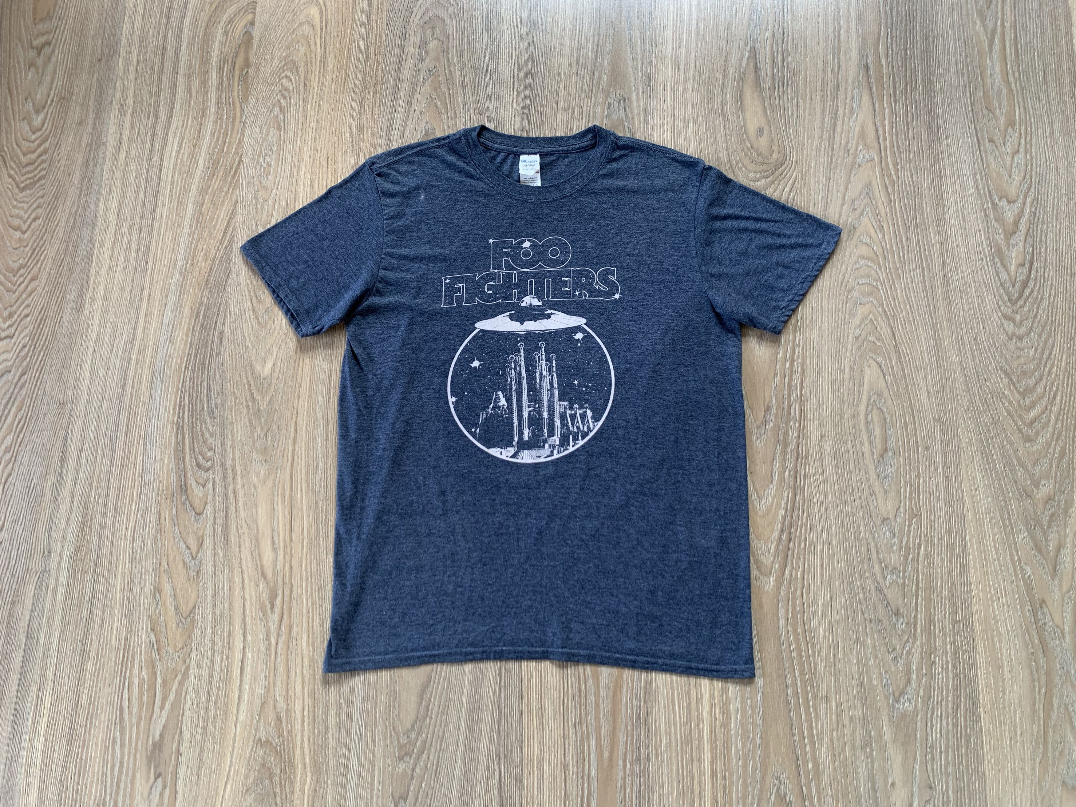 Band Tees × Gildan Vintage Gildan Foo Fighters T Shirt Size US L / EU 52-54 / 3 - 1 Thumbnail