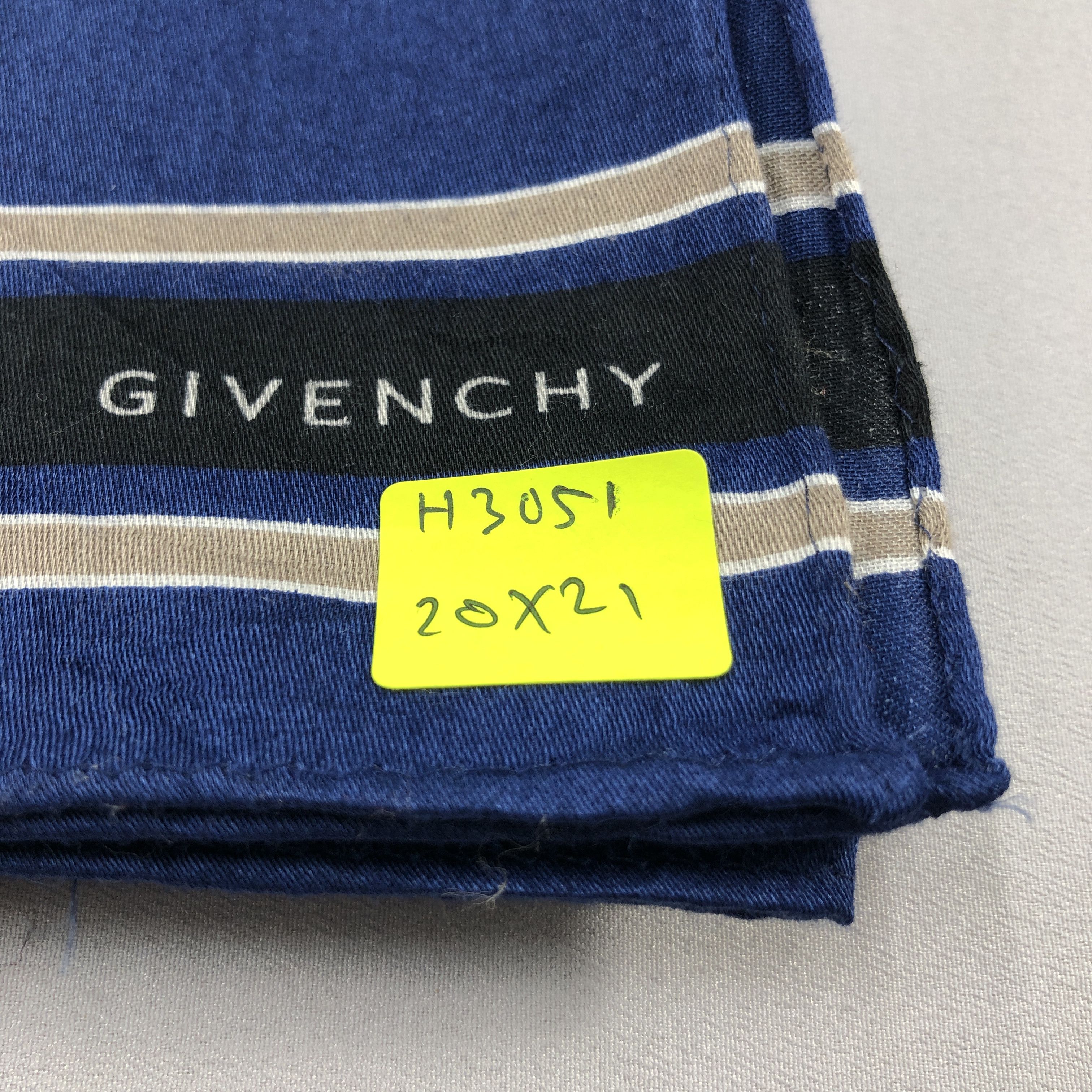 Givenchy Givenchy Handkerchief Neckerchief Bandana H3051 Size ONE SIZE - 7 Thumbnail