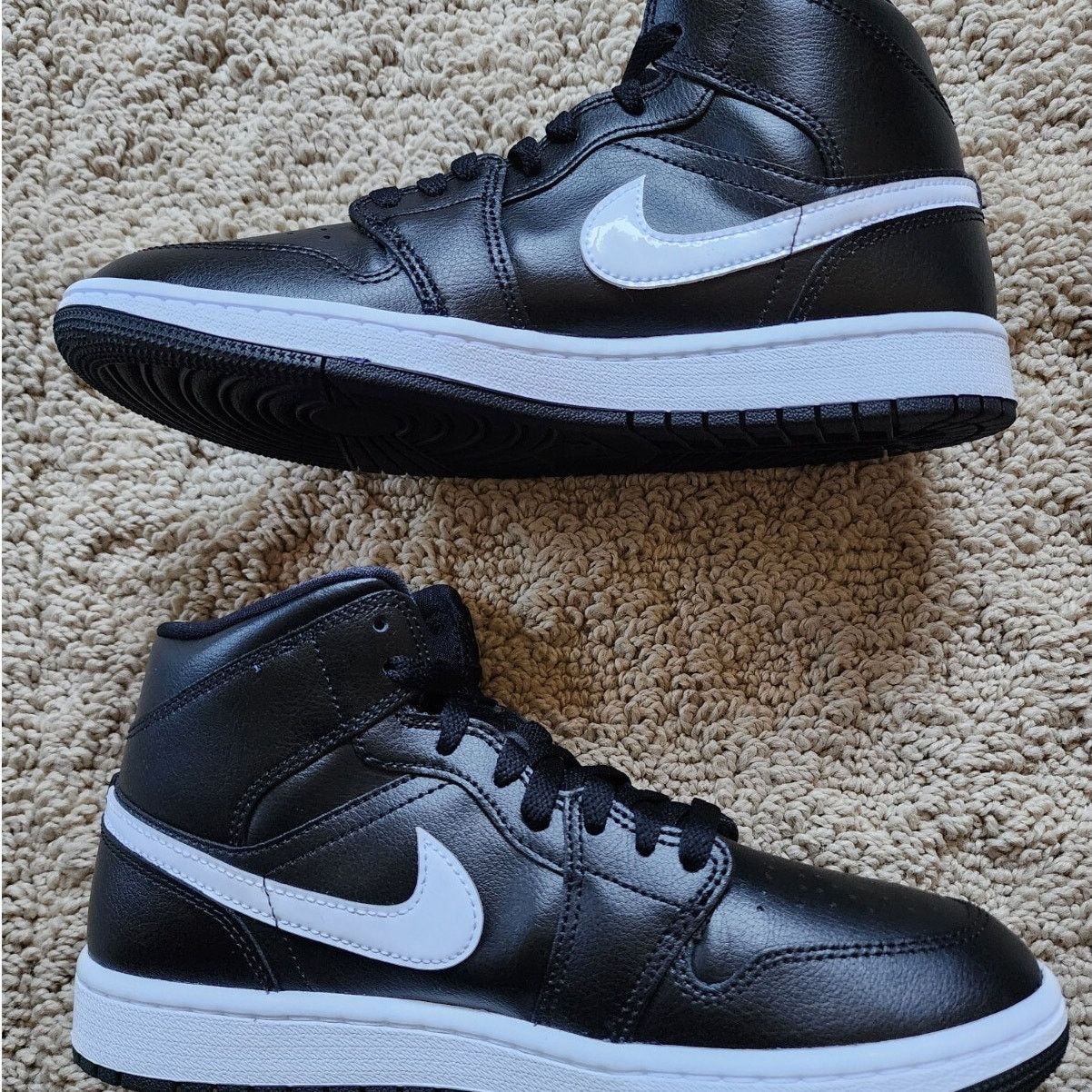 Jordan Brand Wmns Air Jordan 1 Mid Black White Brand New Sz 8 Size US 8 / IT 38 - 3 Thumbnail