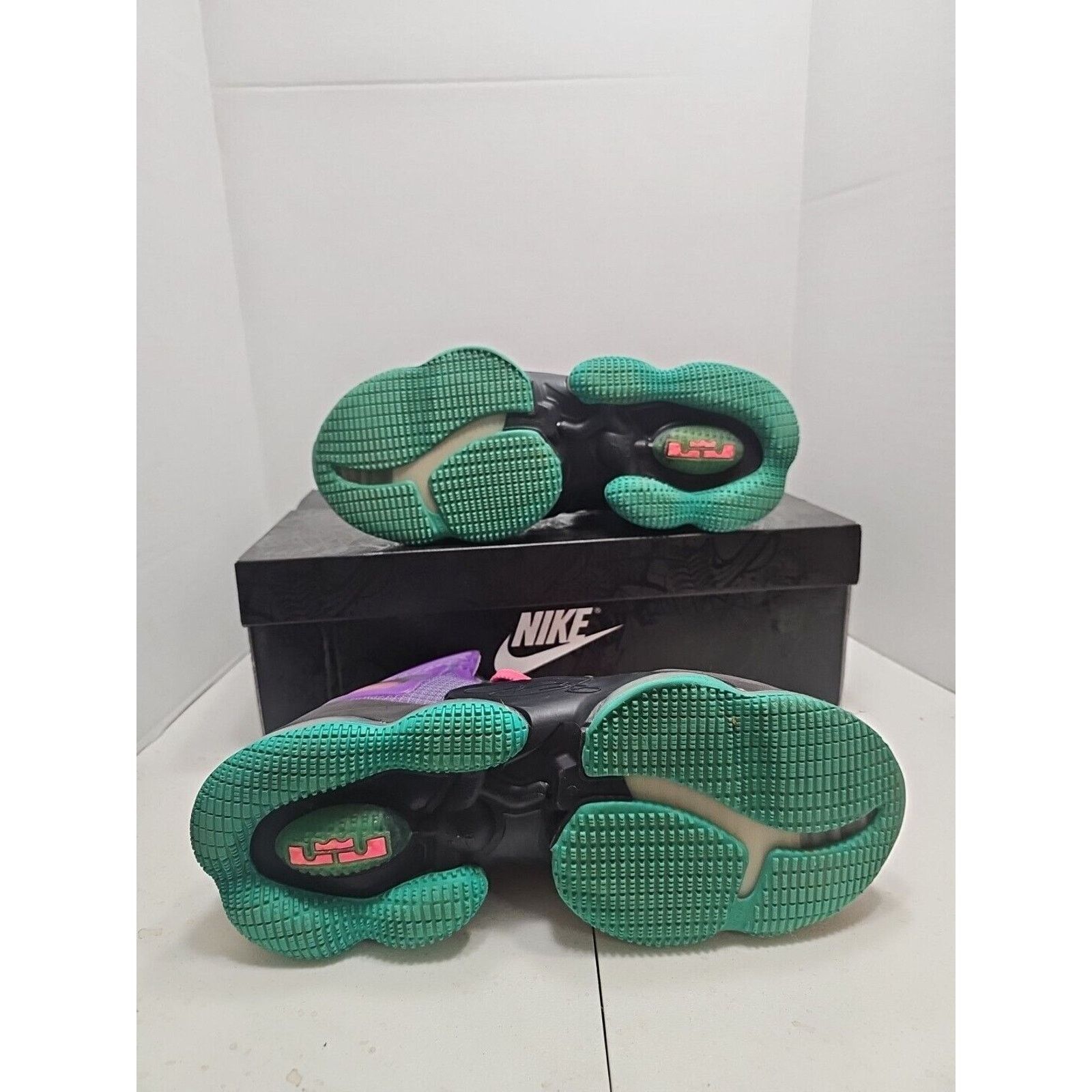 Nike Nike LeBron XIX Wild Berry/Hyper Pink Men's SIZE 10.5 W/ BOX Size US 10.5 / EU 43-44 - 14 Thumbnail