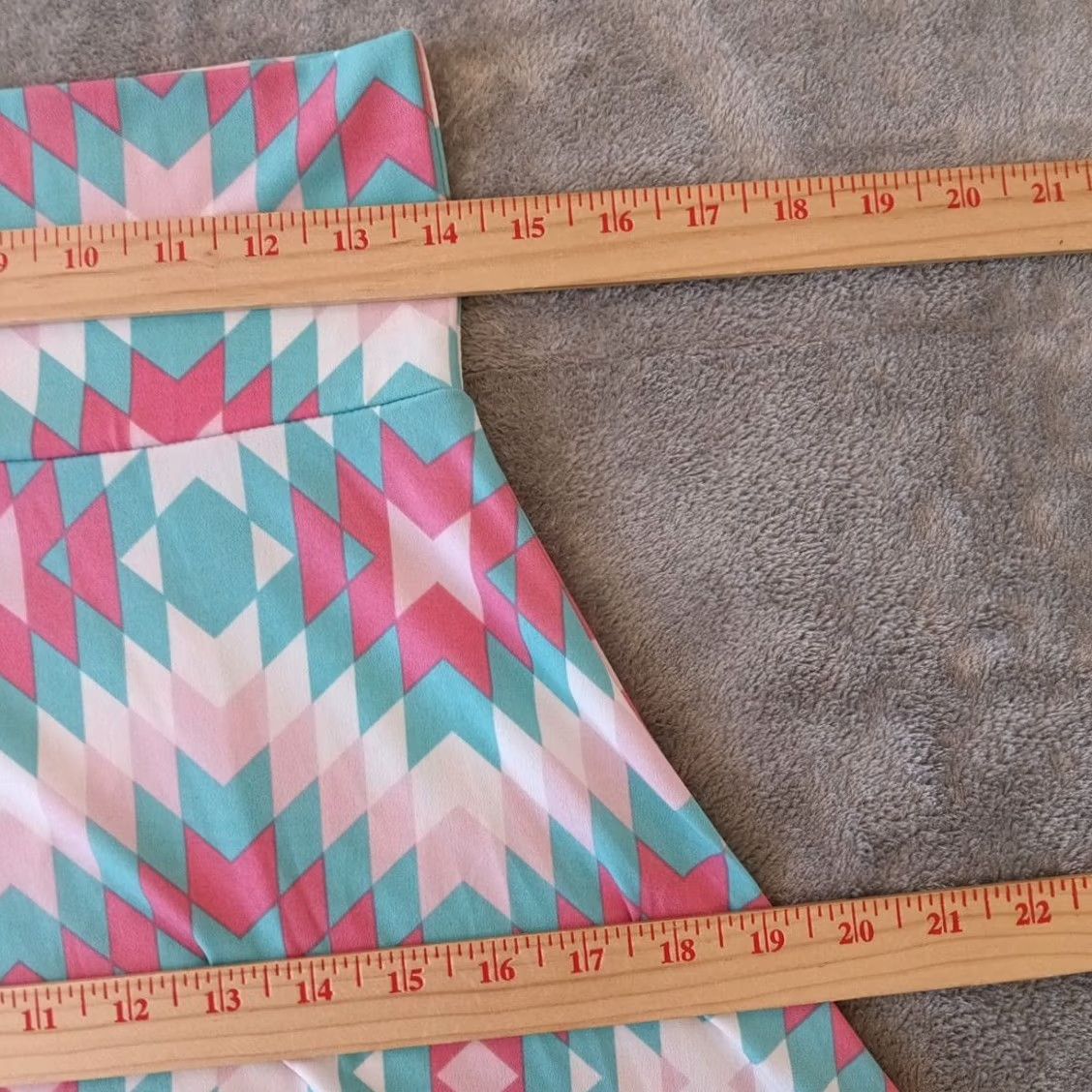 Vintage LuLaRoe Skirt Knee Length A-Line Blue Pink Geometric Pull On M Women's Medium Modern Geometric Pattern Size 32" / US 10 / IT 46 - 3 Thumbnail