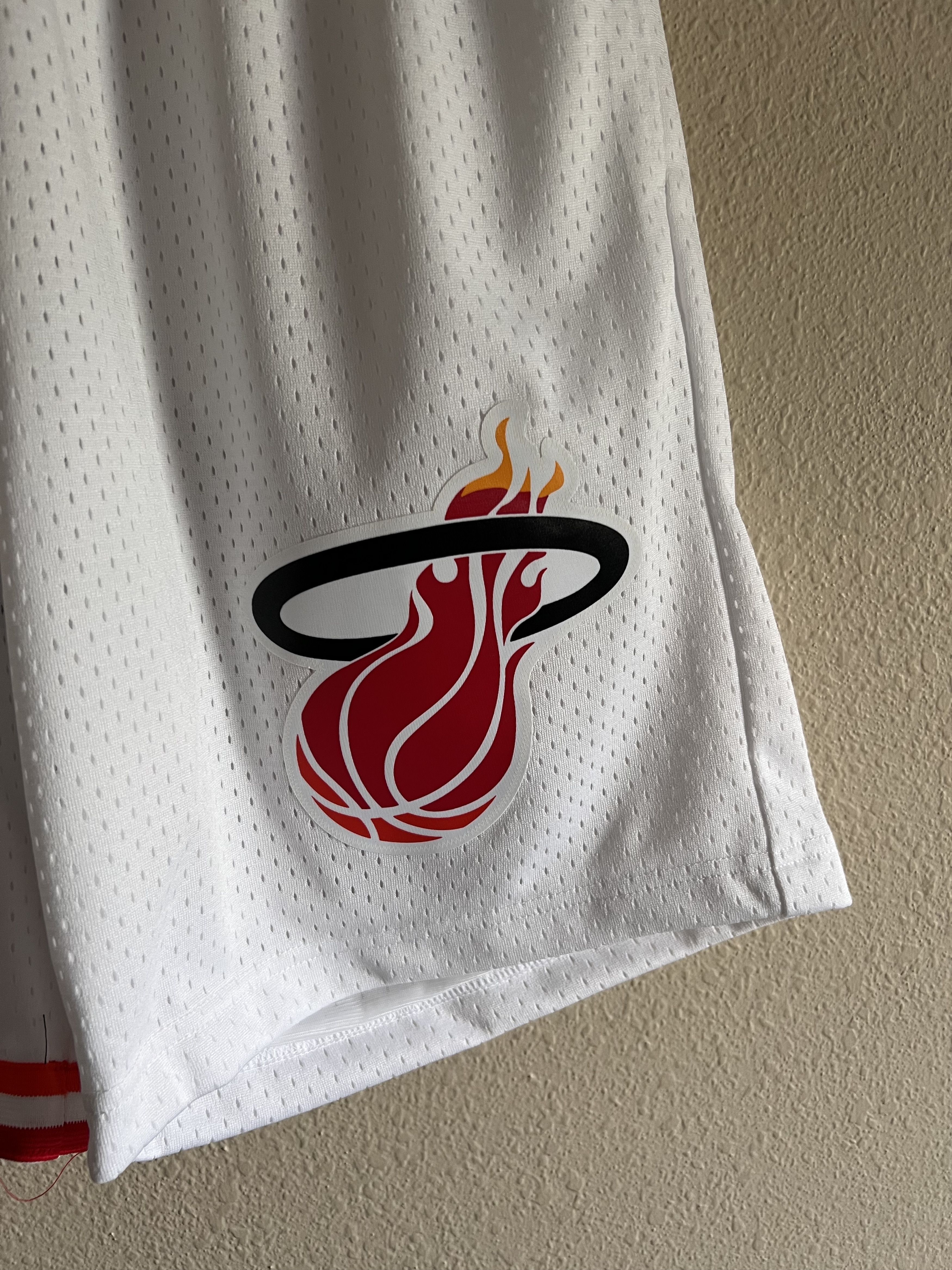 Mitchell & Ness Mitchell & Ness Miami Heat Swingman Shorts 96-97 Size US 30 / EU 46 - 3 Thumbnail
