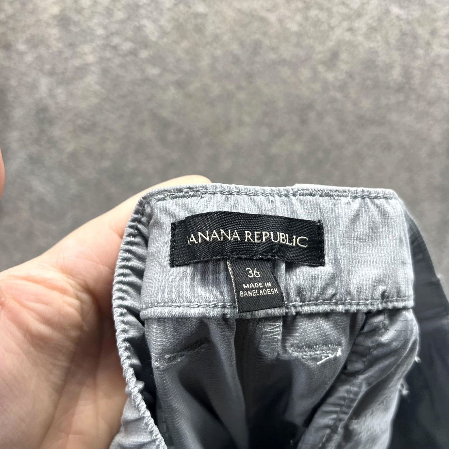 Banana Republic Banana Republic Shorts Mens 36 Gray Stretch Elastic Waist Chino 9 Inseam Mens Flat Front Casual Shorts 9 Inseam Gray Boys? Size US 36 / EU 52 - 4 Thumbnail