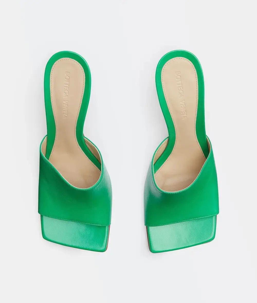 o1n1vont0126 Stretch Mules in Grass