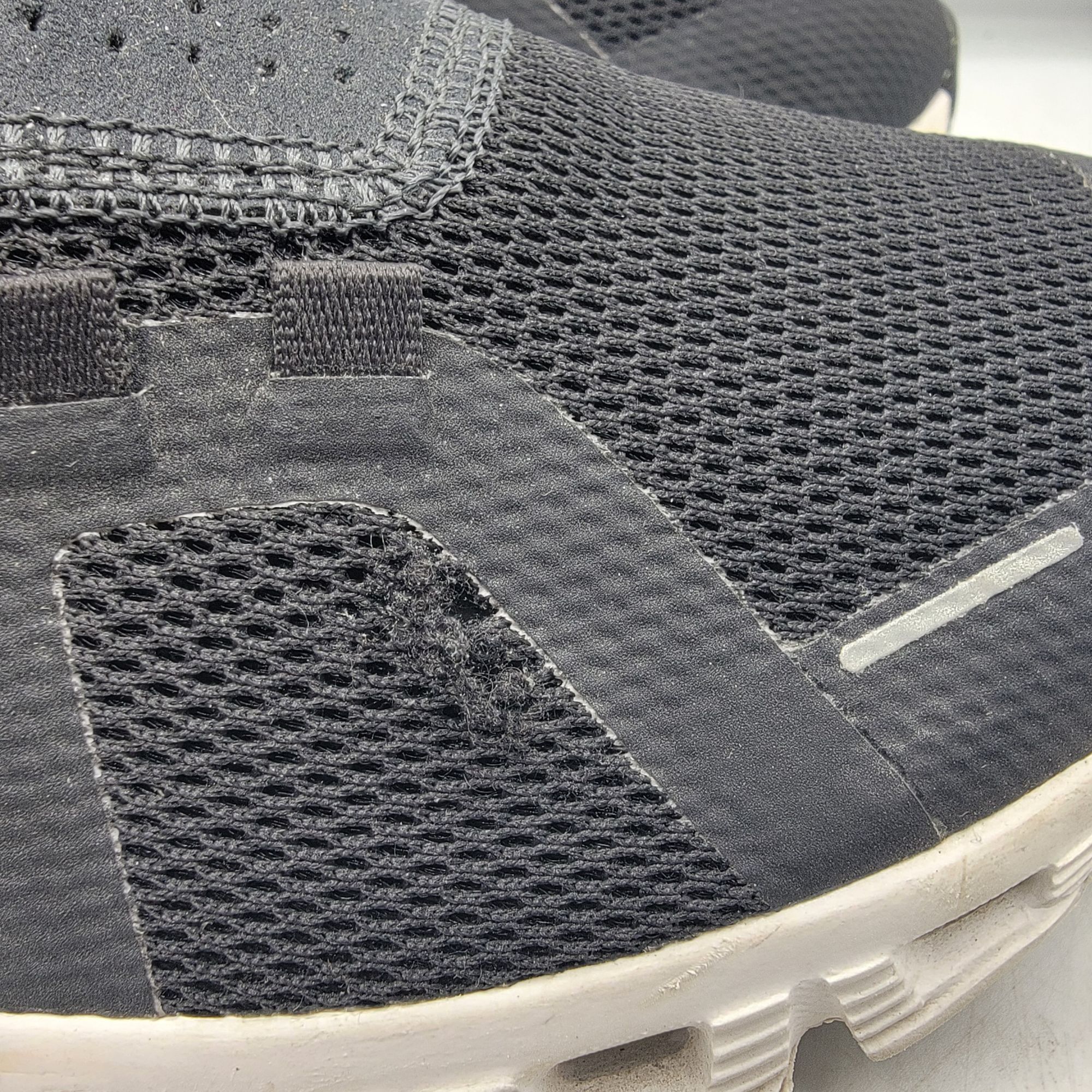 On On Cloud 5 Womens 8.5 Black White Athletic Sneaker Shoes Out Size US 8.5 / IT 38.5 - 8 Thumbnail