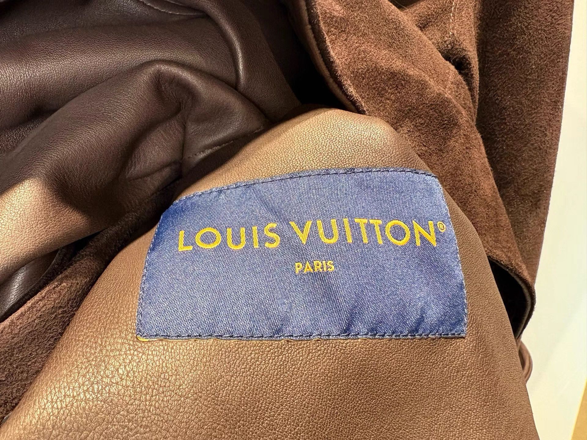 Louis Vuitton Louis Vuitton Embossed Button-Up Long Sleeve Coat K36 Size US L / EU 52-54 / 3 - 3 Thumbnail