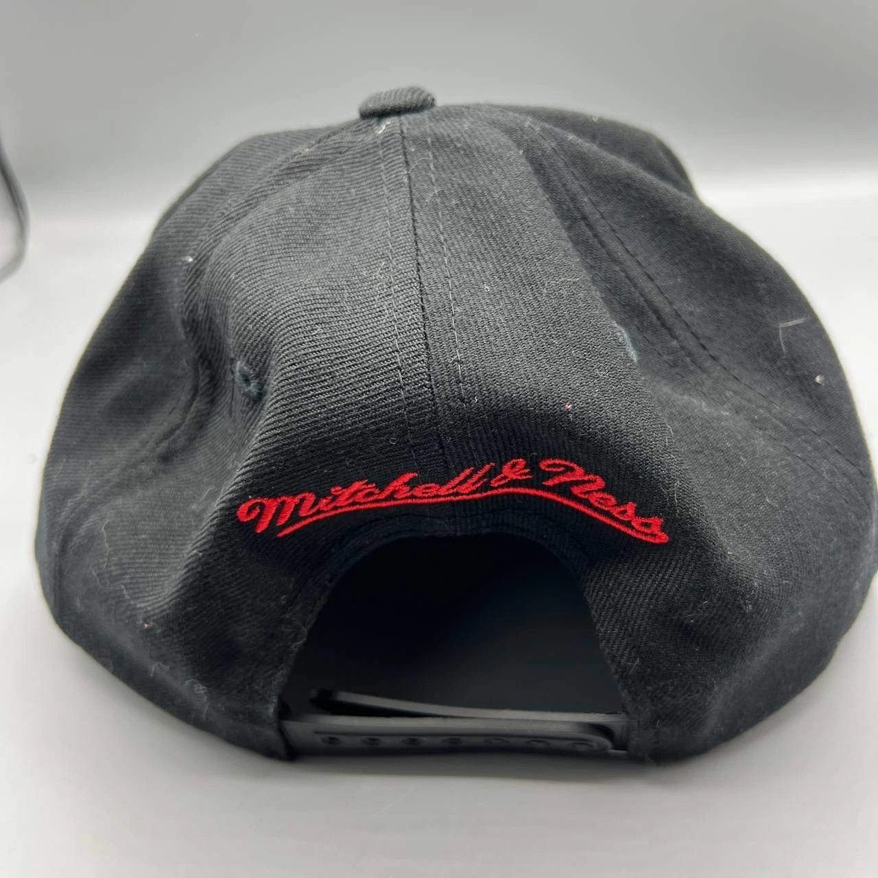 Mitchell & Ness Chicago Bulls Hat Men Black Embroidered Snap Back Cap Size ONE SIZE - 5 Thumbnail